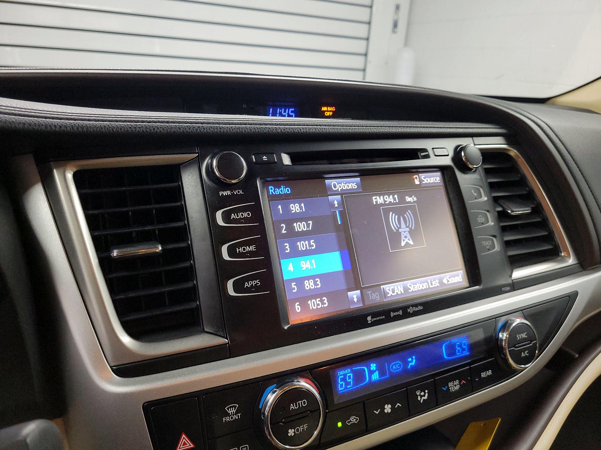 Thumbnail: 2016 Toyota Highlander - 16