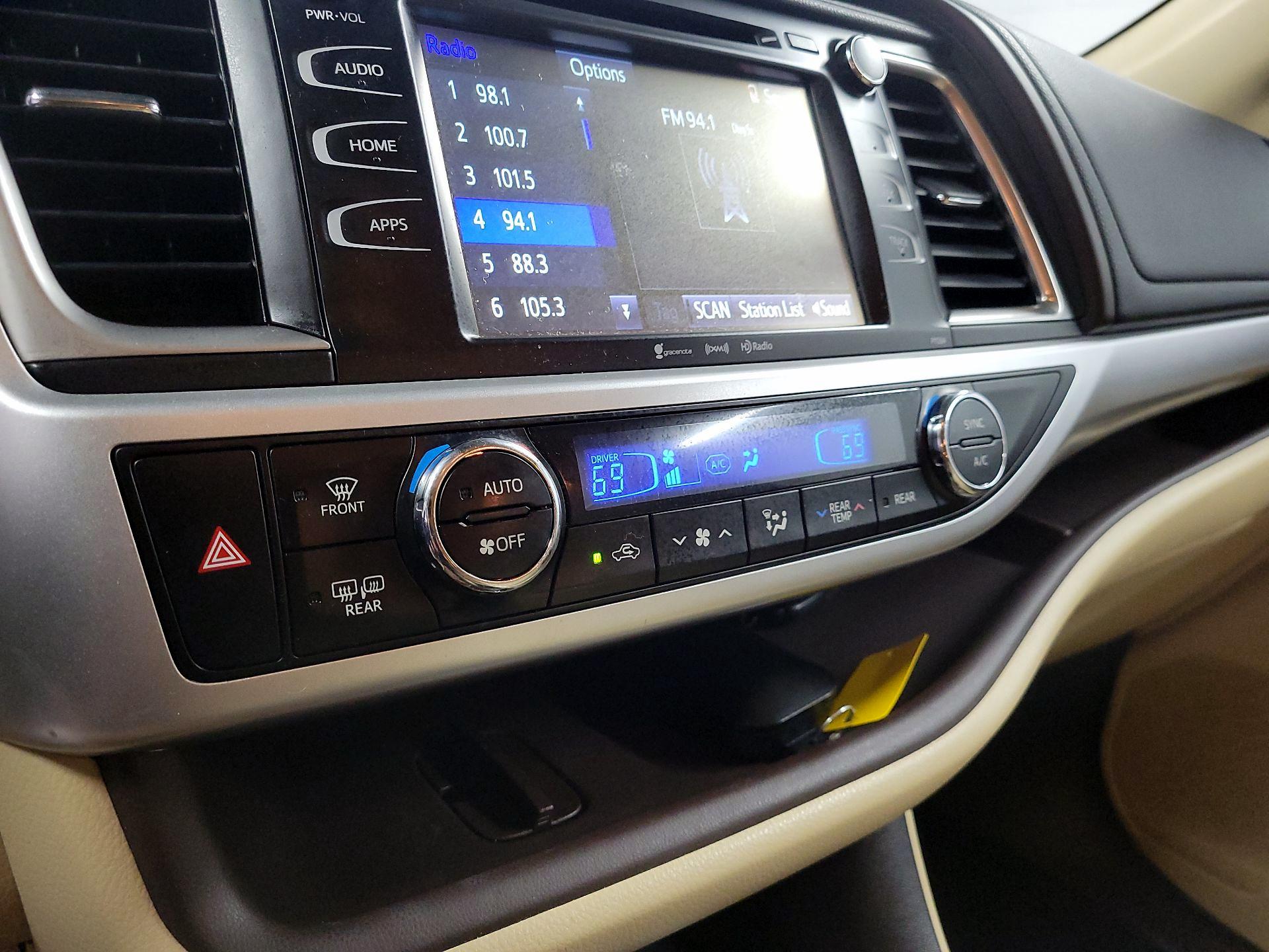 Thumbnail: 2016 Toyota Highlander - 17