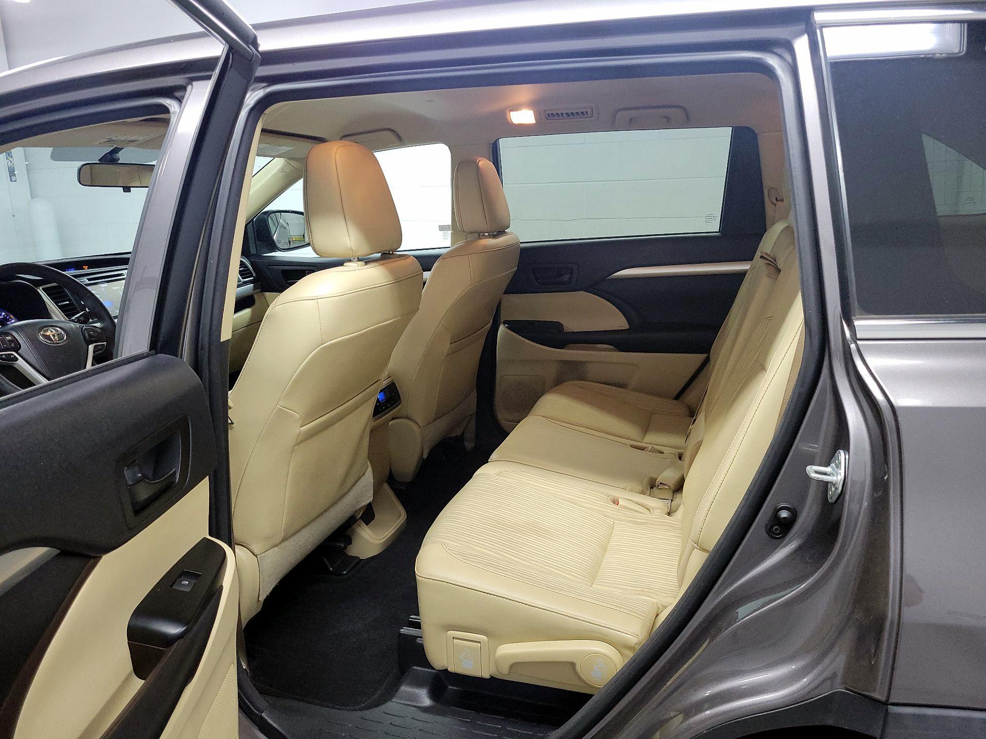 Thumbnail: 2016 Toyota Highlander - 20