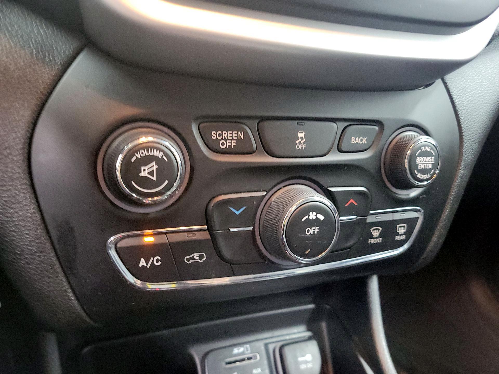 Thumbnail: 2018 Jeep Cherokee - 15