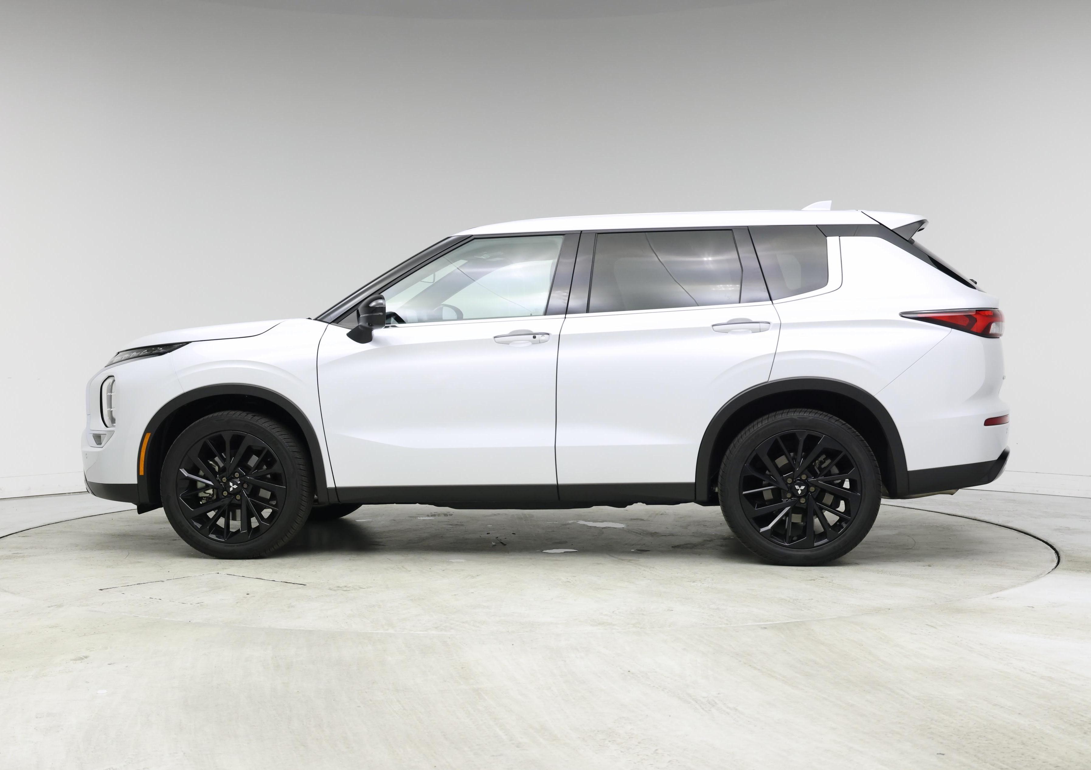 Thumbnail: 2024 Mitsubishi Outlander - 3