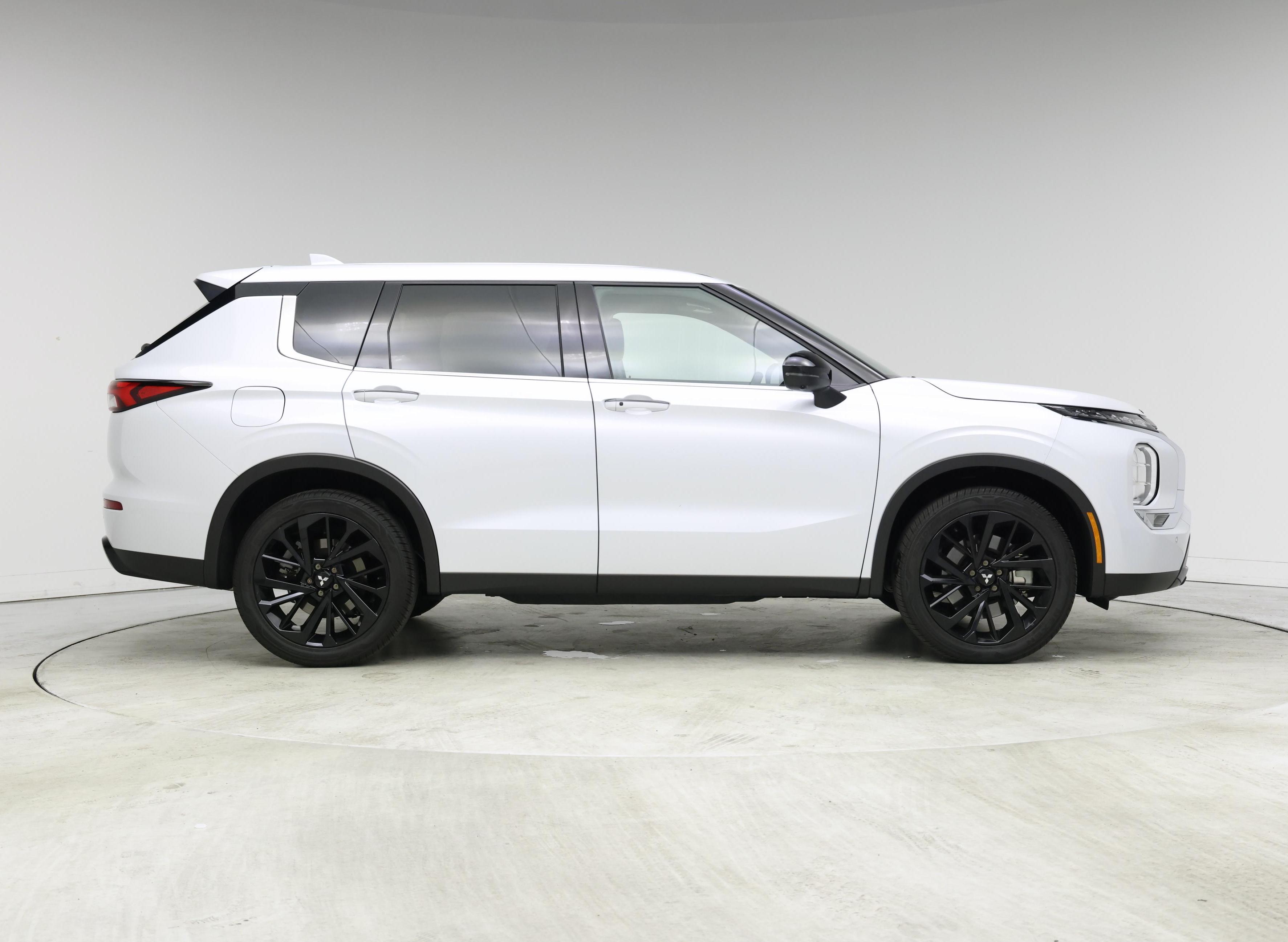 Thumbnail: 2024 Mitsubishi Outlander - 7
