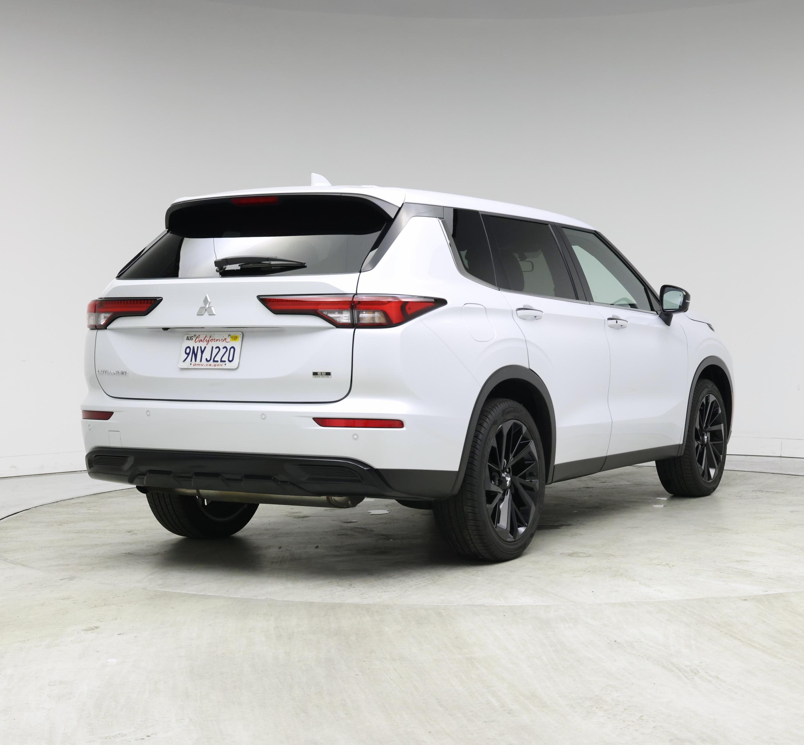 Thumbnail: 2024 Mitsubishi Outlander - 8