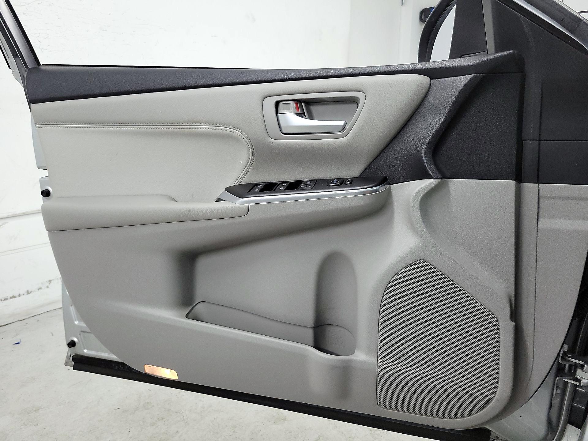 Thumbnail: 2017 Toyota Camry - 12