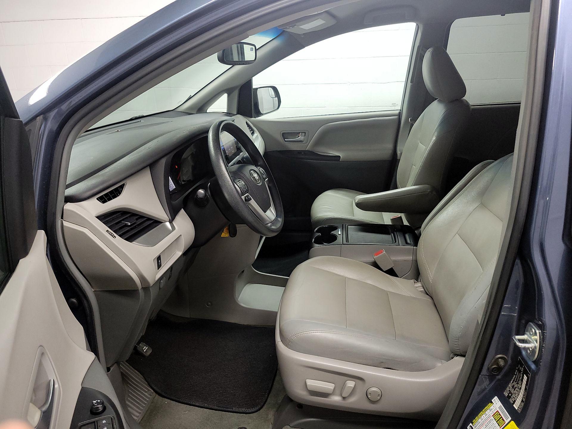 Thumbnail: 2015 Toyota Sienna - 11