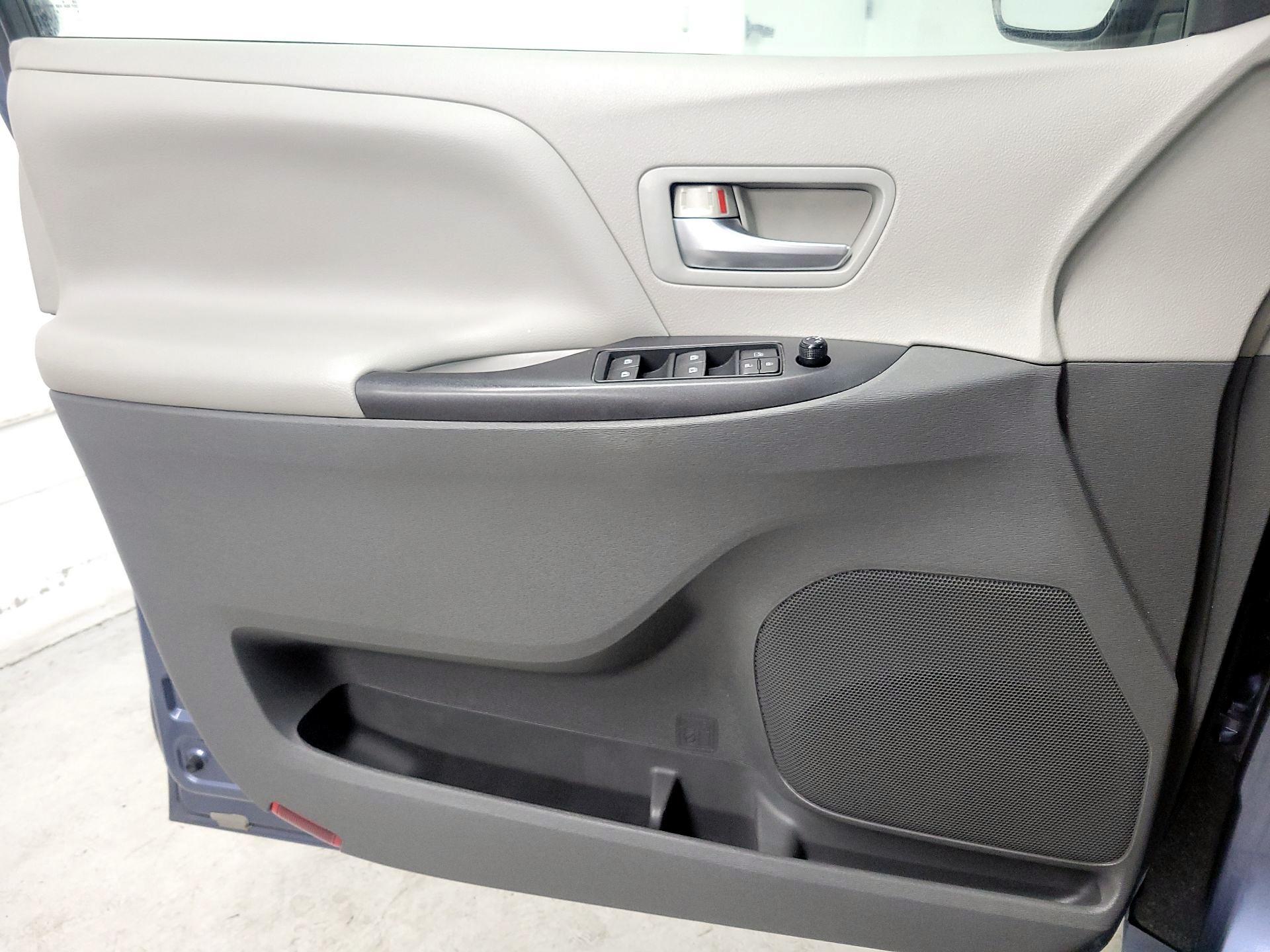 Thumbnail: 2015 Toyota Sienna - 12
