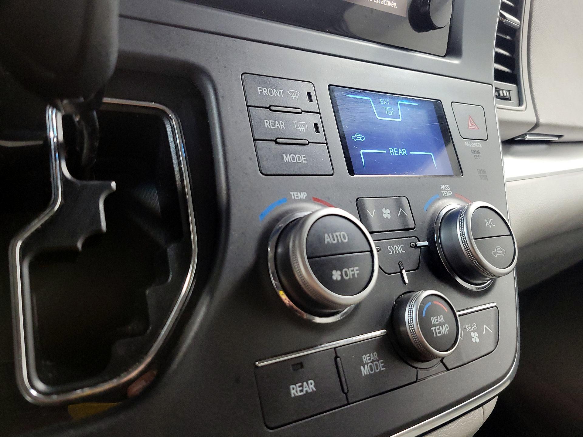 Thumbnail: 2015 Toyota Sienna - 15
