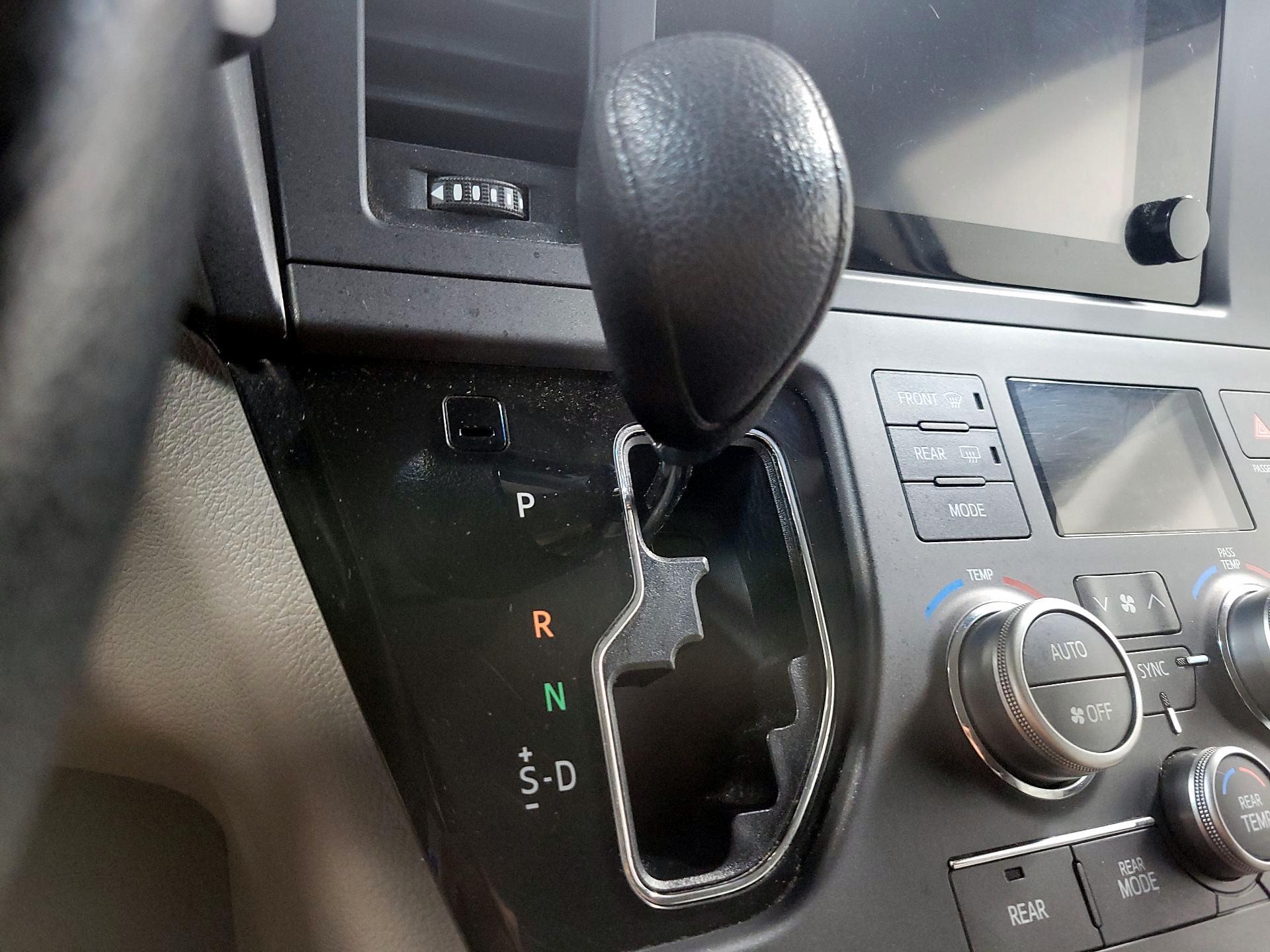 Thumbnail: 2015 Toyota Sienna - 16