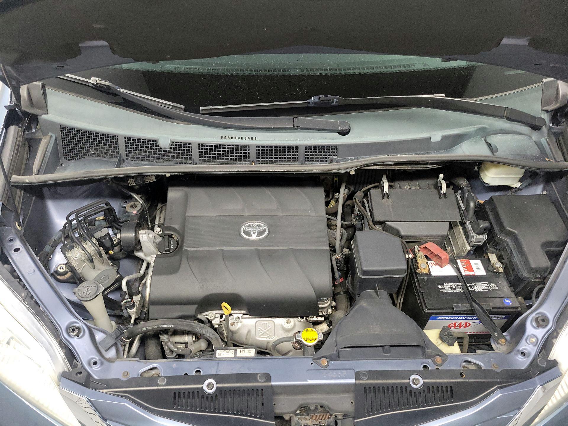 Thumbnail: 2015 Toyota Sienna - 20