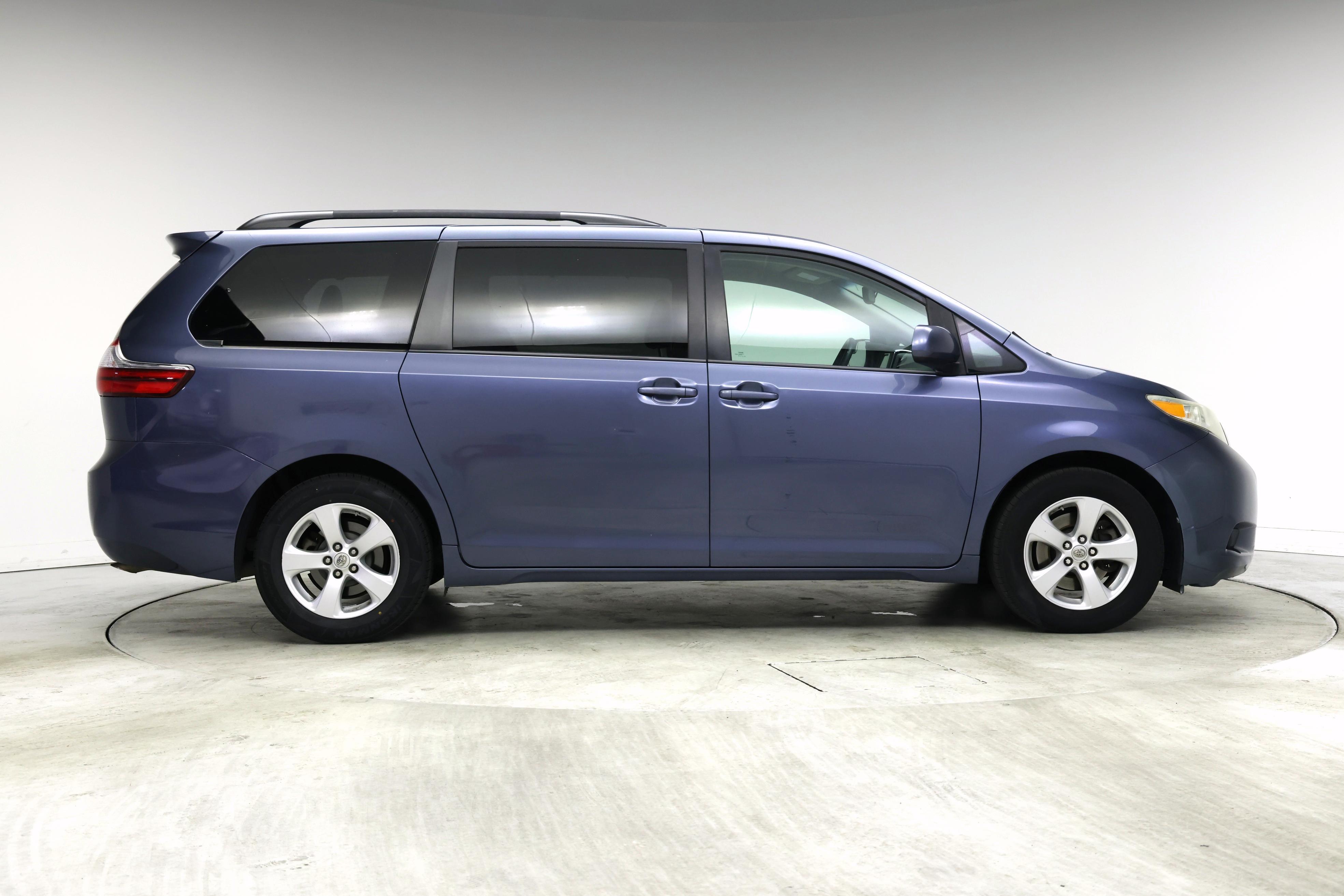 Thumbnail: 2015 Toyota Sienna - 7
