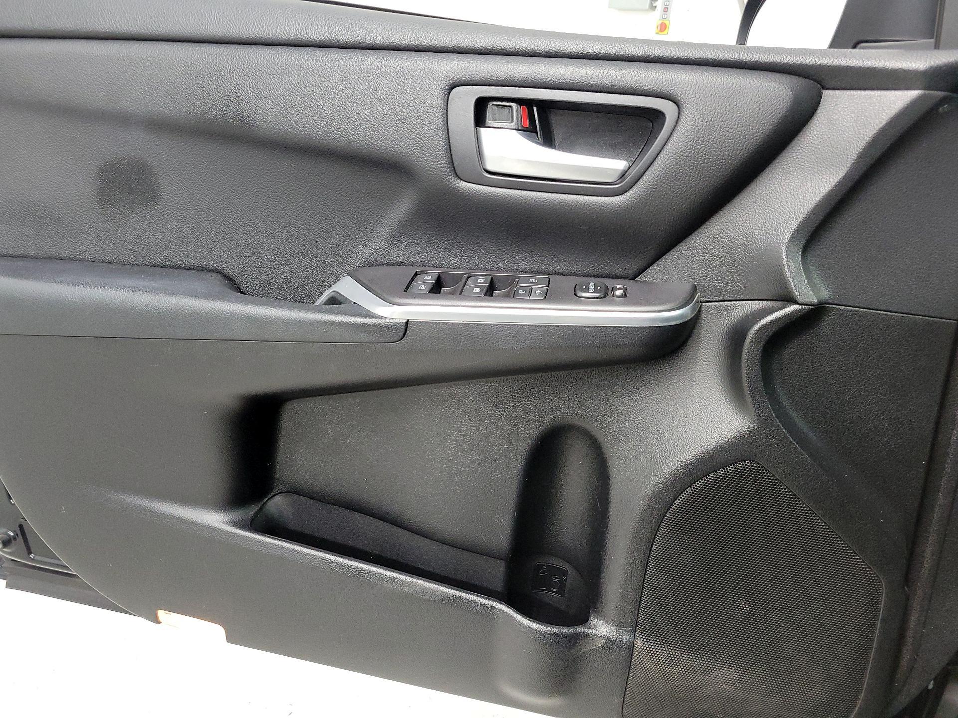 Thumbnail: 2016 Toyota Camry - 12