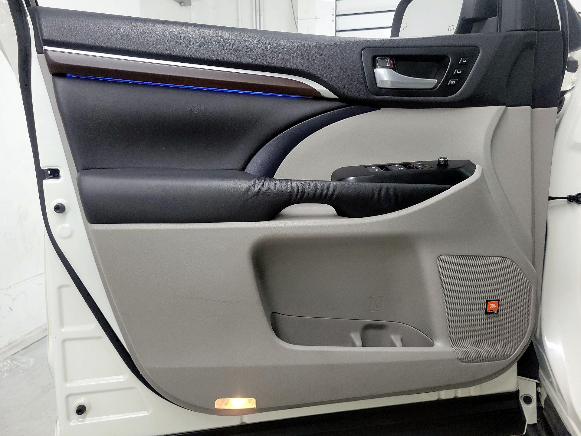 Thumbnail: 2015 Toyota Highlander - 12