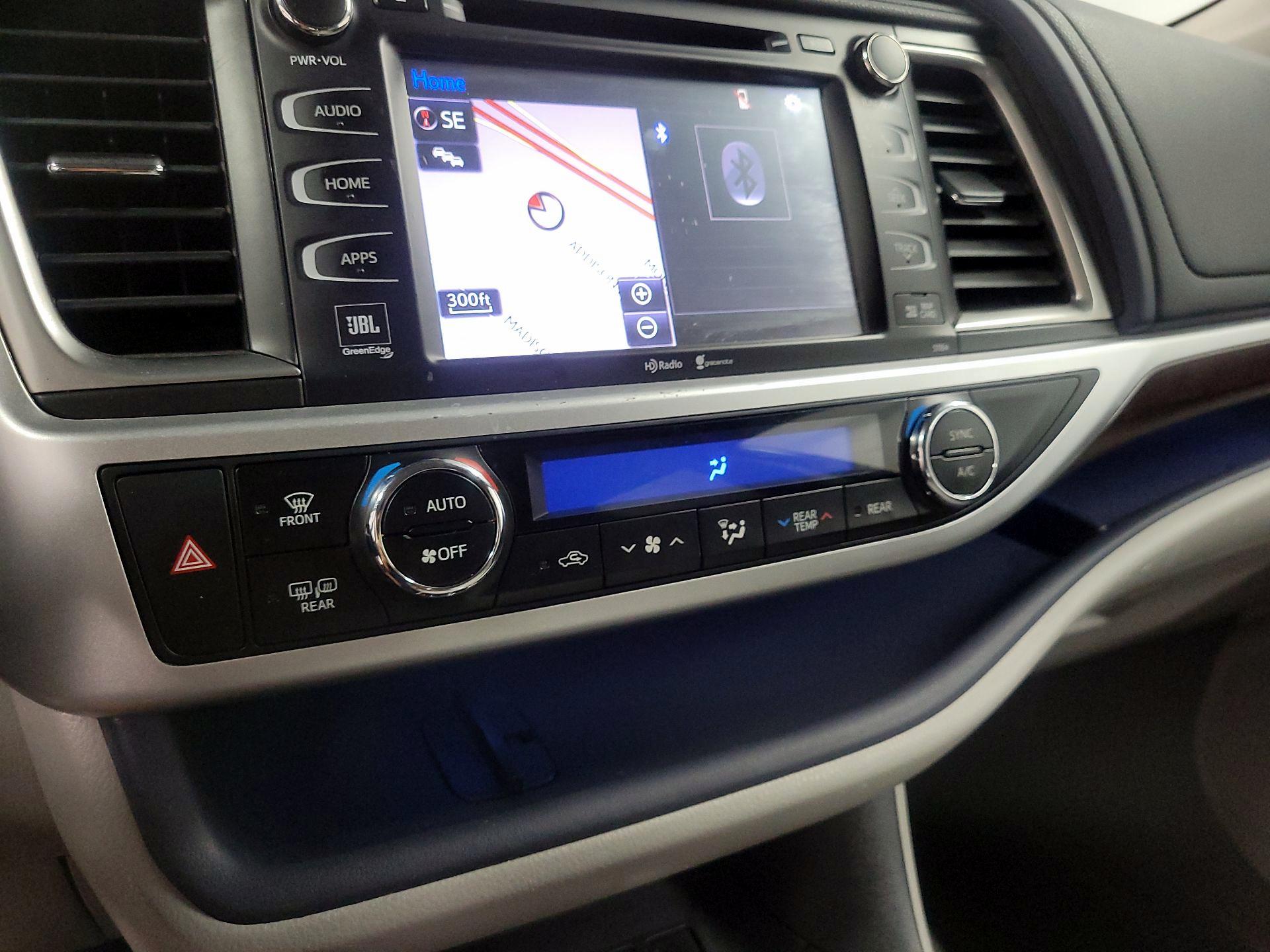 Thumbnail: 2015 Toyota Highlander - 17