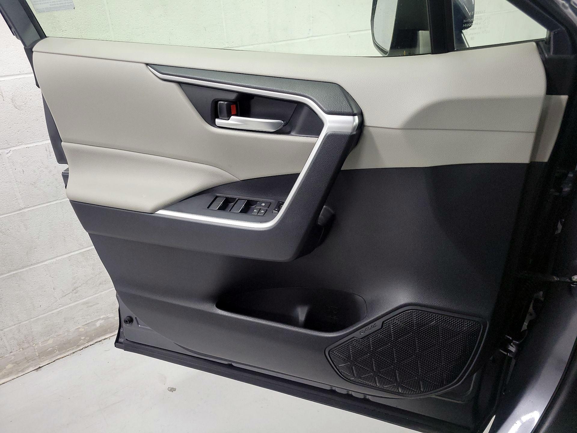 Thumbnail: 2019 Toyota RAV4 - 12