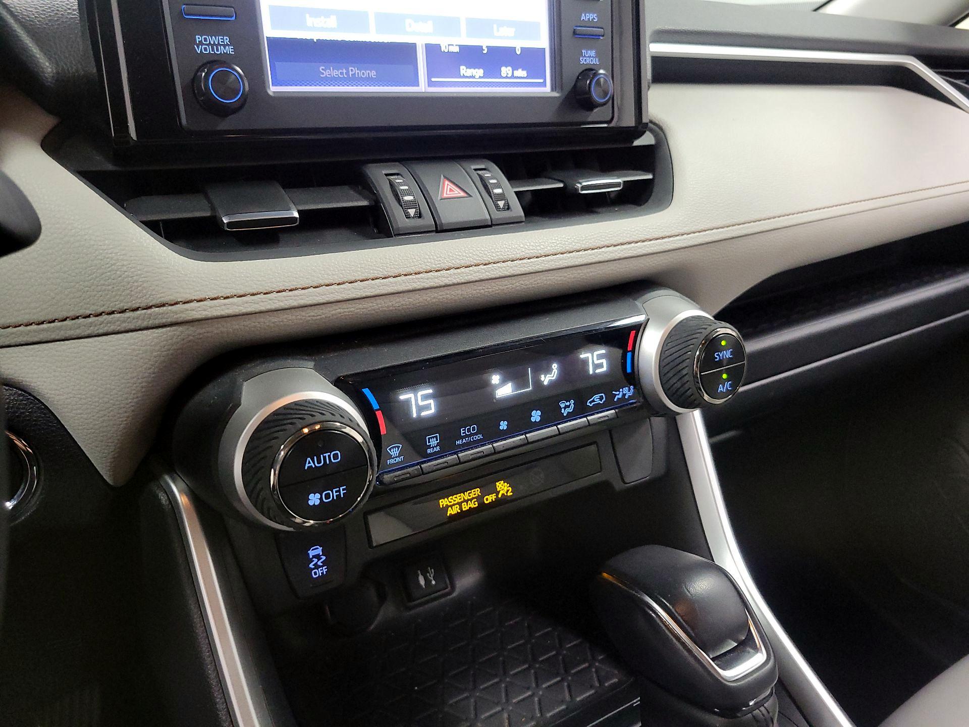 Thumbnail: 2019 Toyota RAV4 - 16