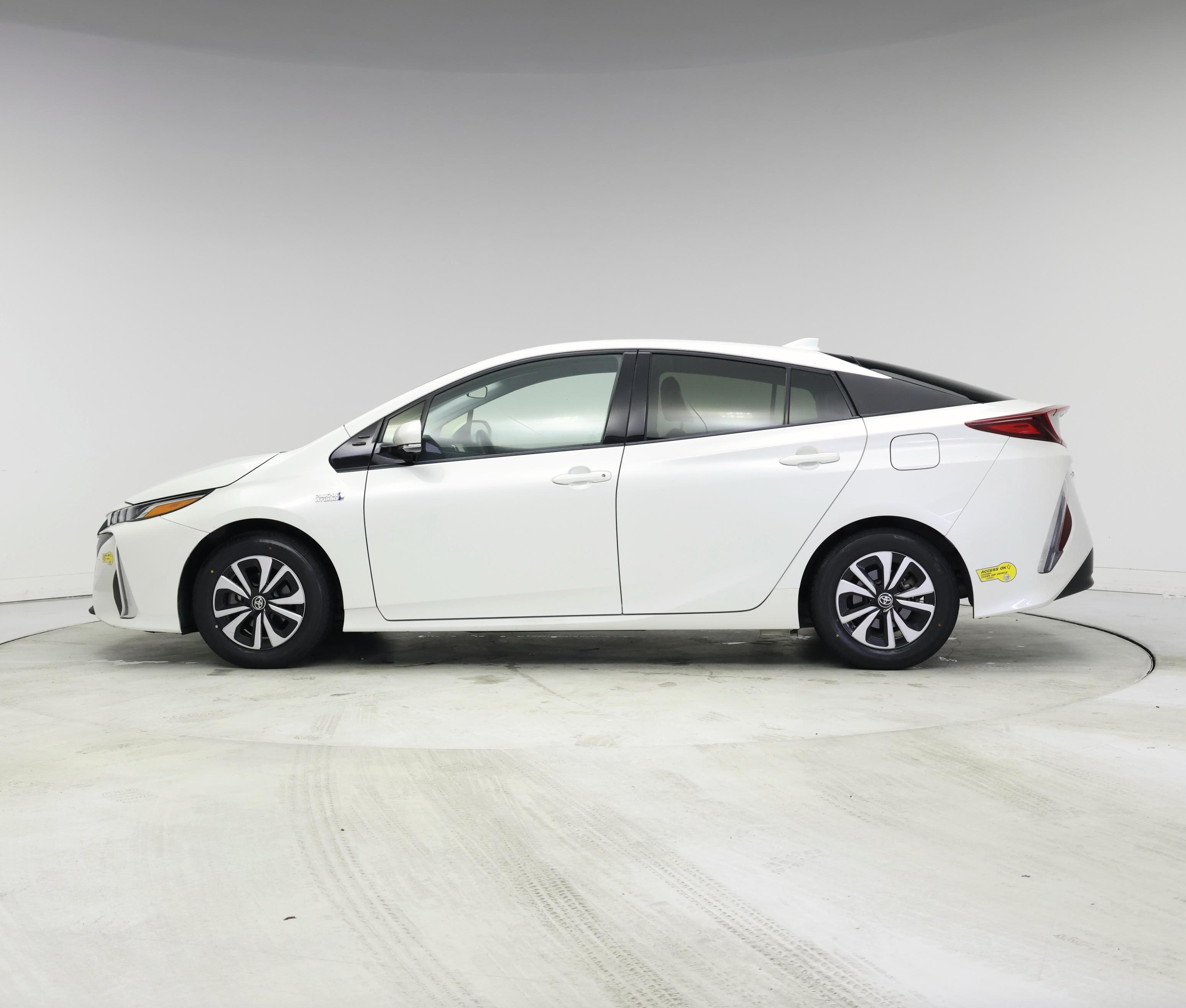 Thumbnail: 2017 Toyota Prius Prime - 3