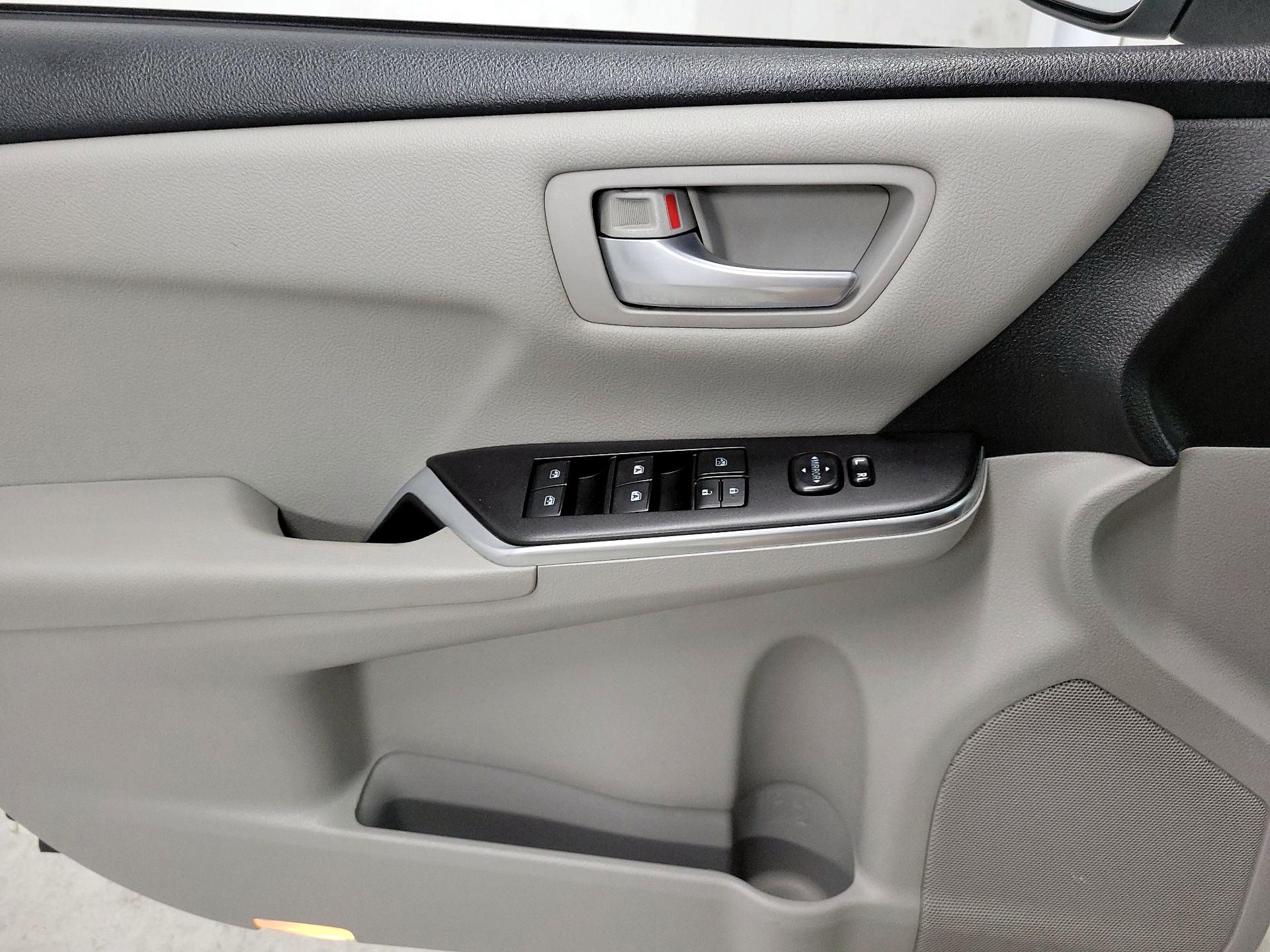 Thumbnail: 2016 Toyota Camry - 12