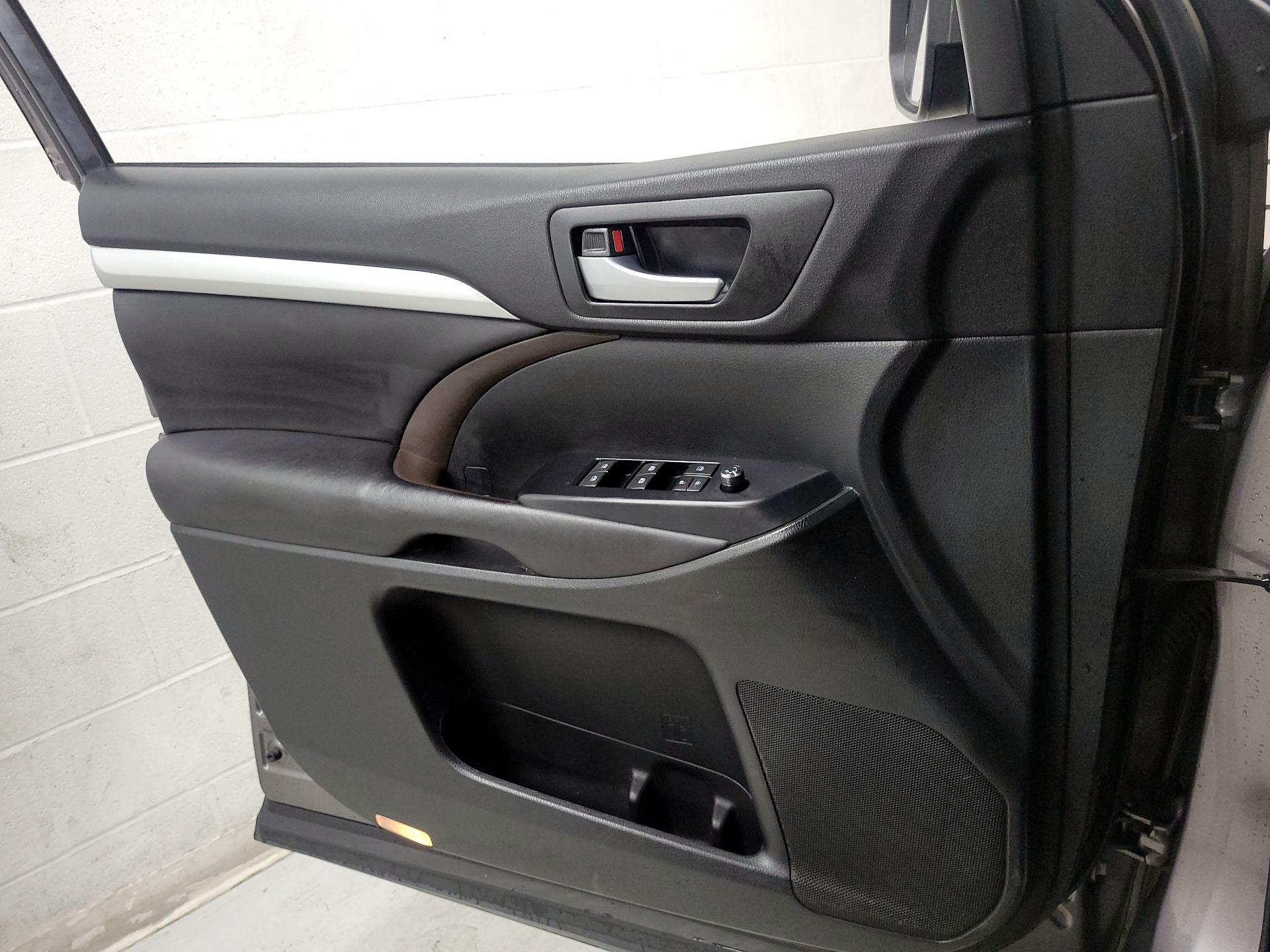 Thumbnail: 2016 Toyota Highlander - 12