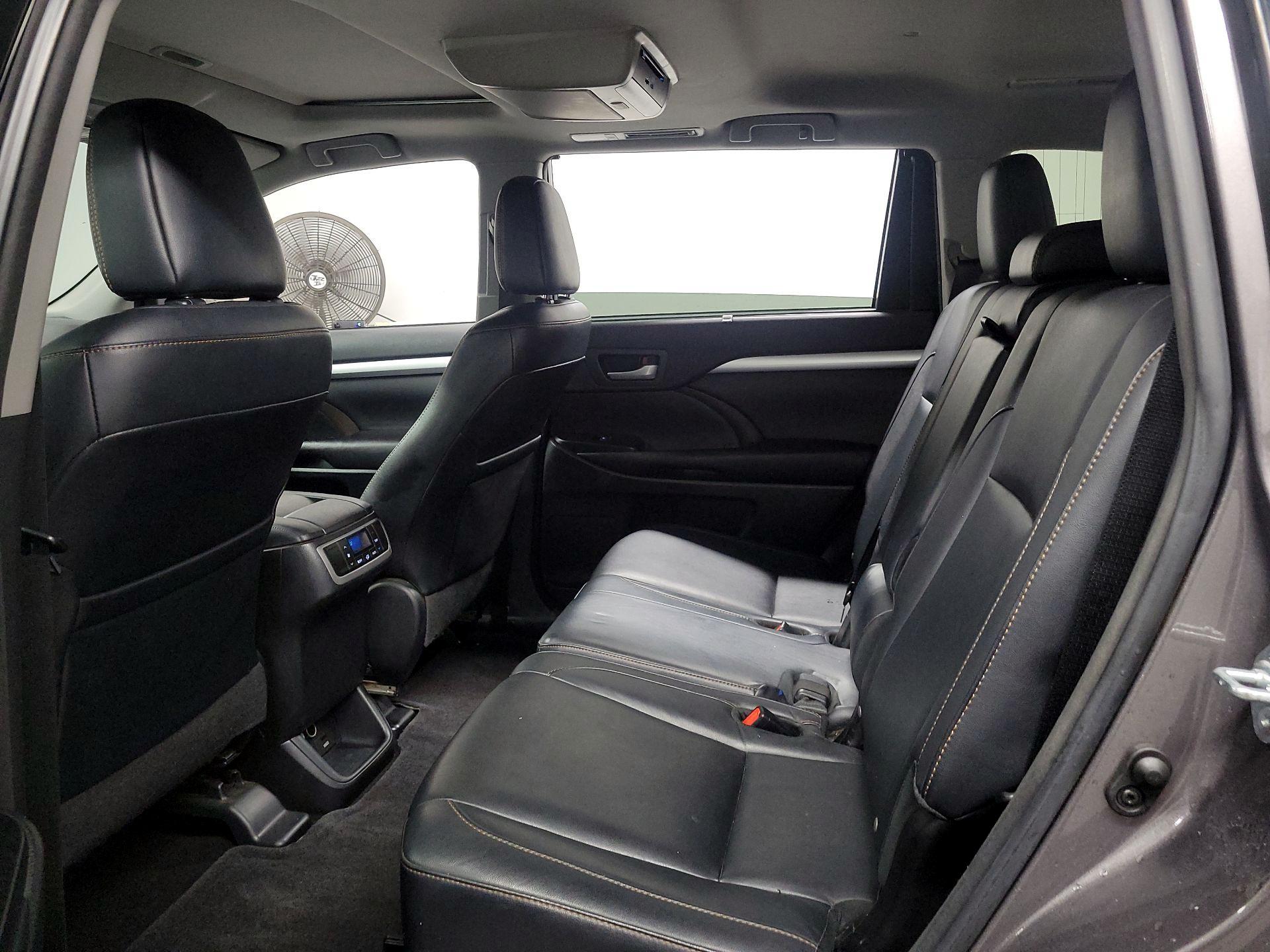 Thumbnail: 2016 Toyota Highlander - 17