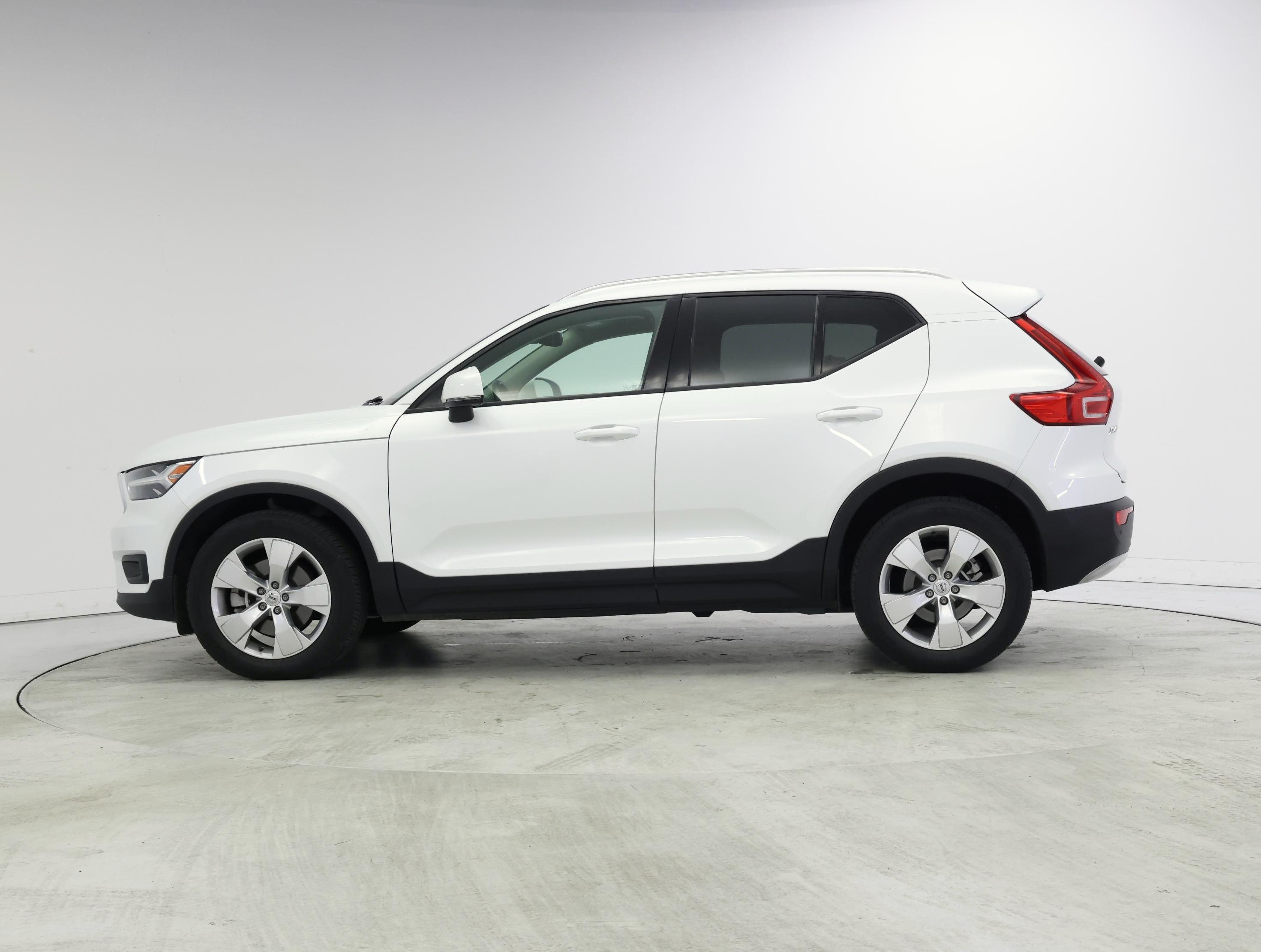 Thumbnail: 2021 Volvo XC40 - 3