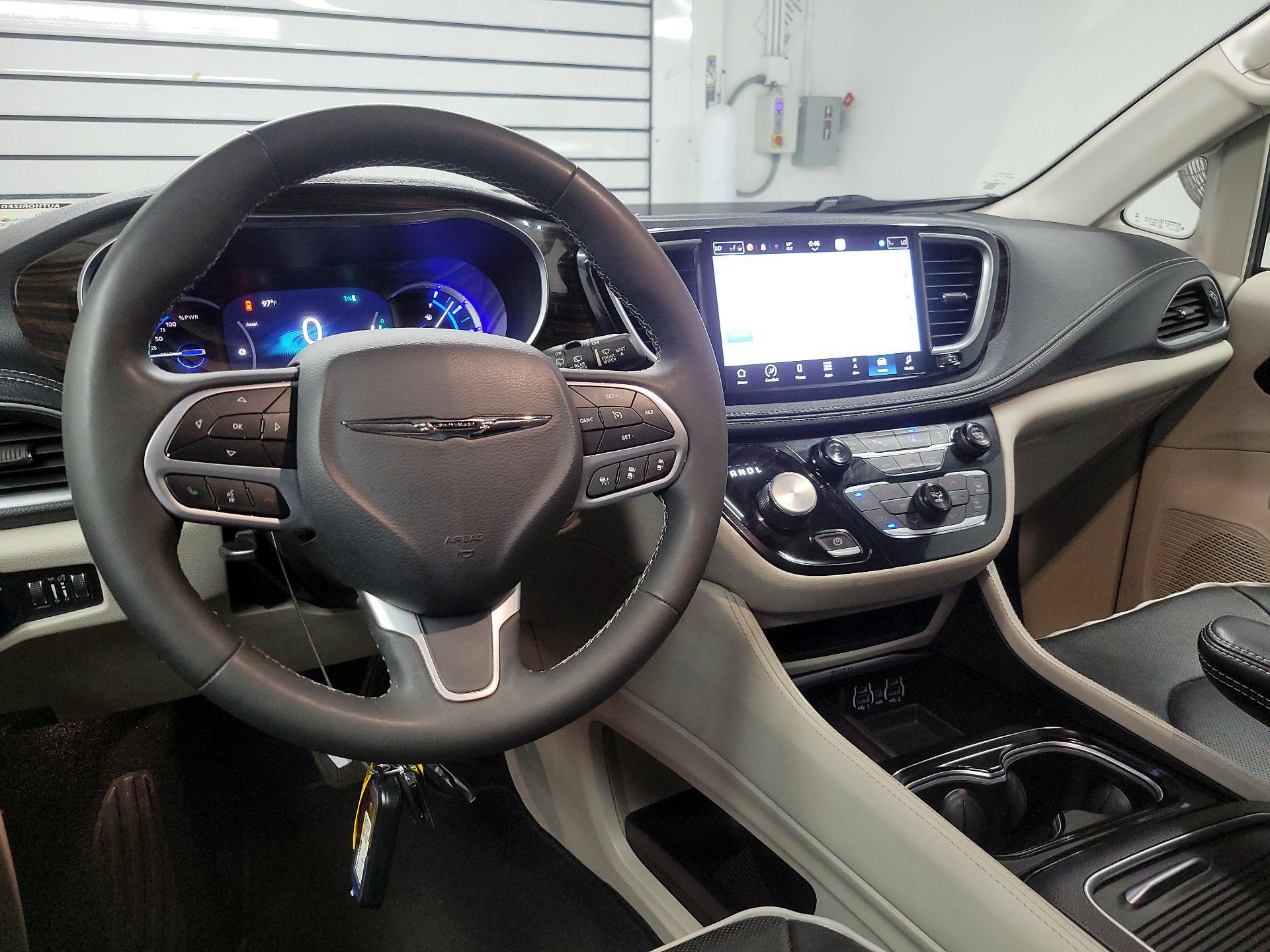 Thumbnail: 2023 Chrysler Pacifica - 9