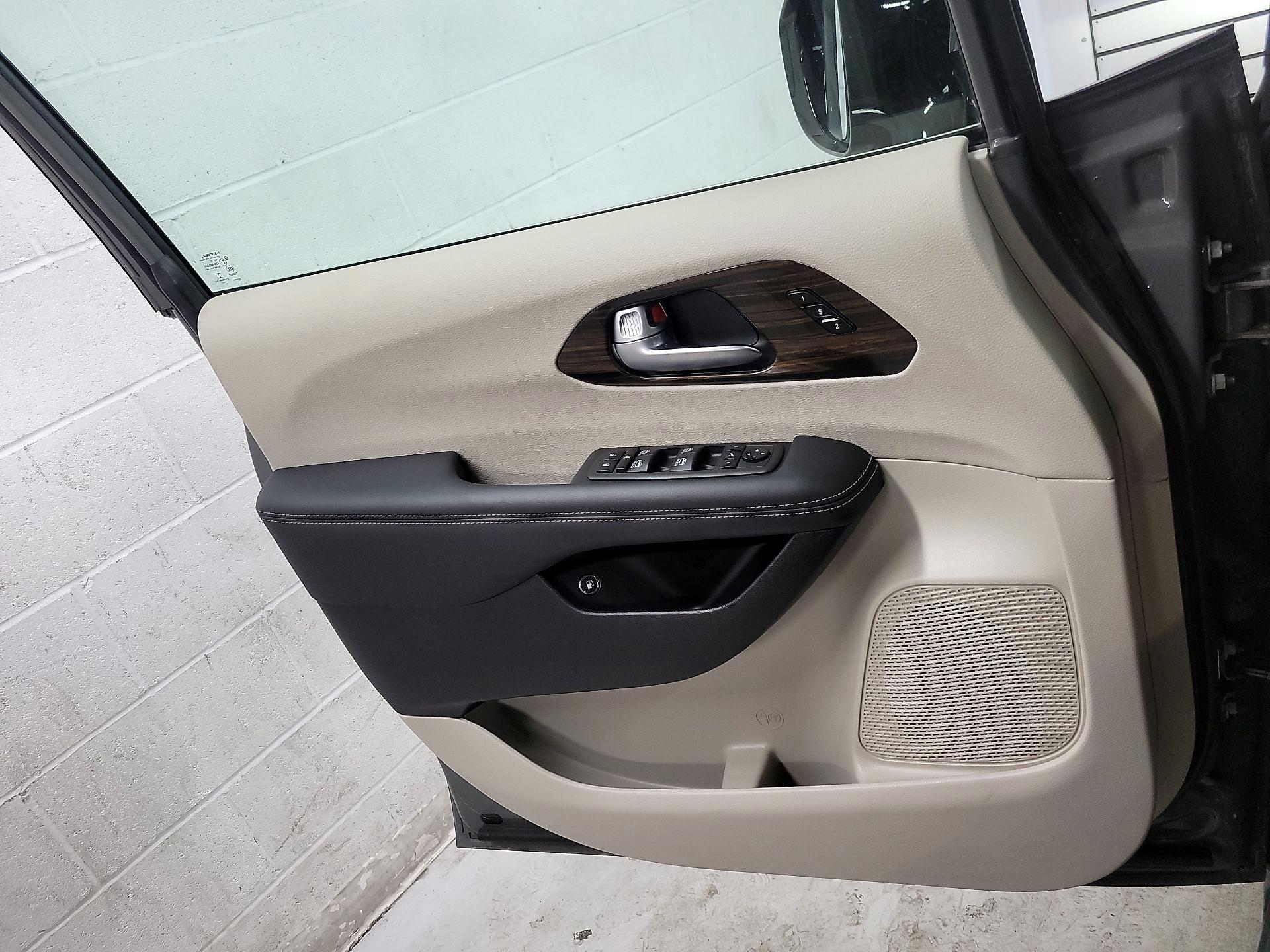 Thumbnail: 2023 Chrysler Pacifica - 12