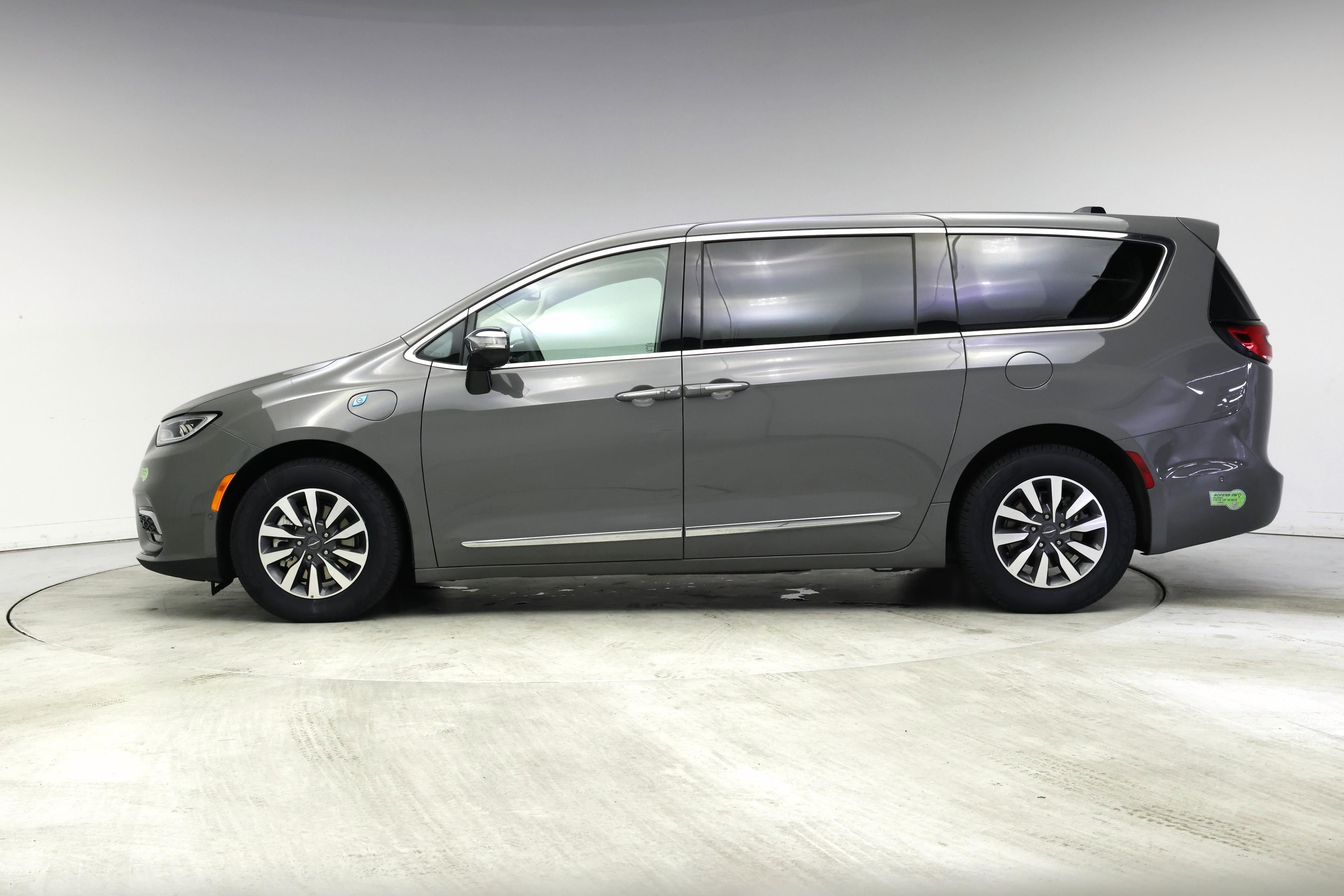 Thumbnail: 2023 Chrysler Pacifica - 3
