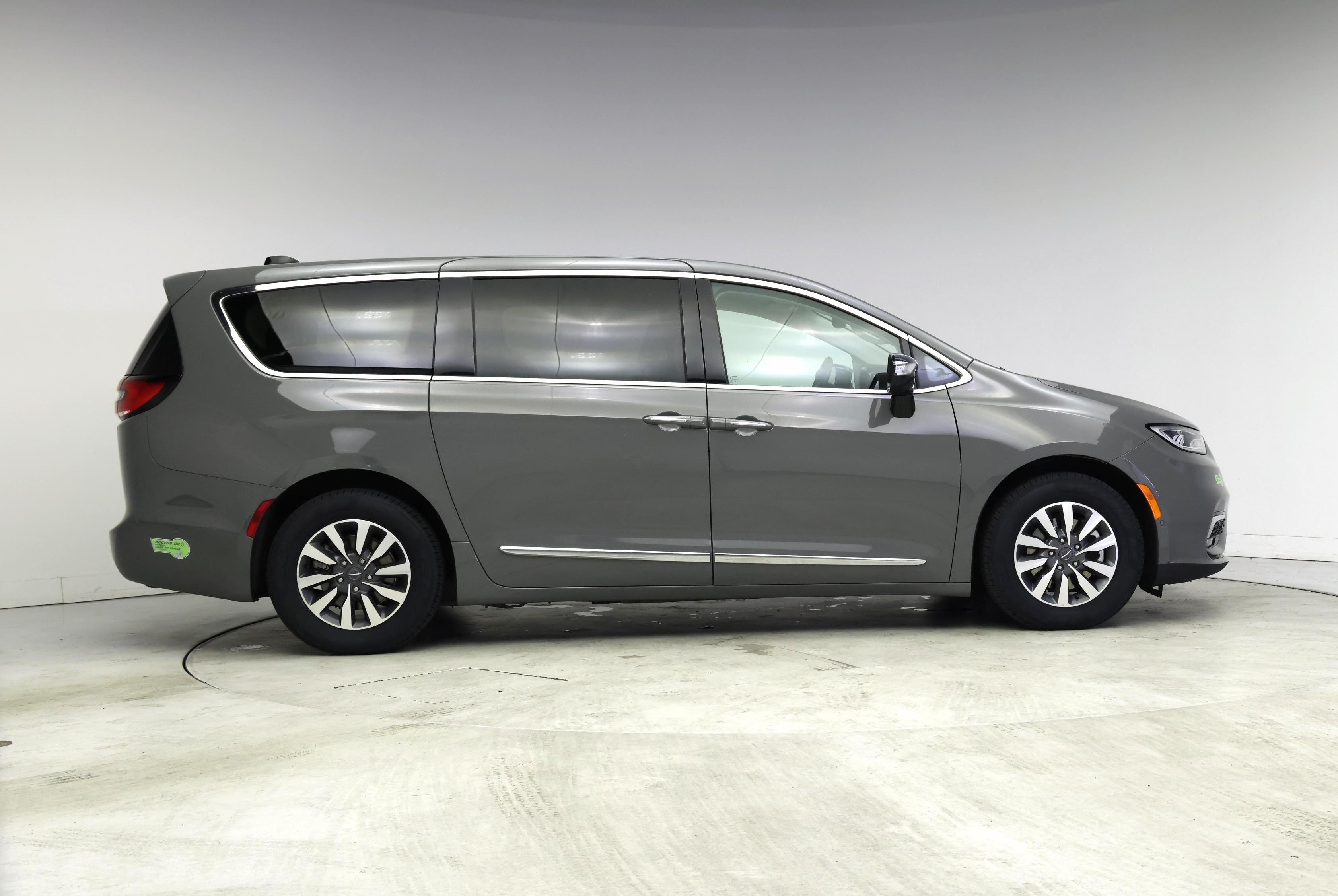 Thumbnail: 2023 Chrysler Pacifica - 7