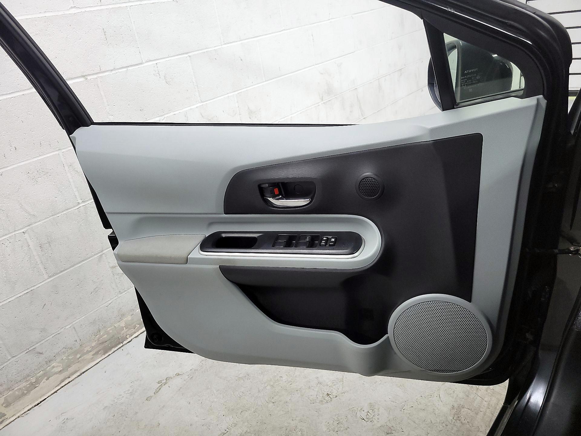 Thumbnail: 2014 Toyota Prius c - 12
