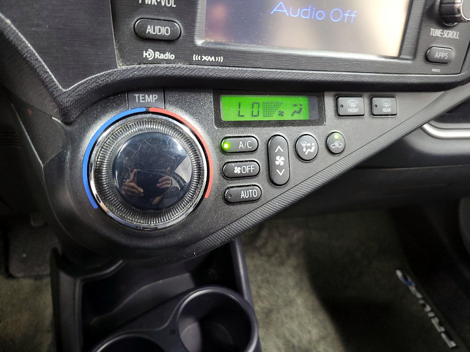Thumbnail: 2014 Toyota Prius c - 14