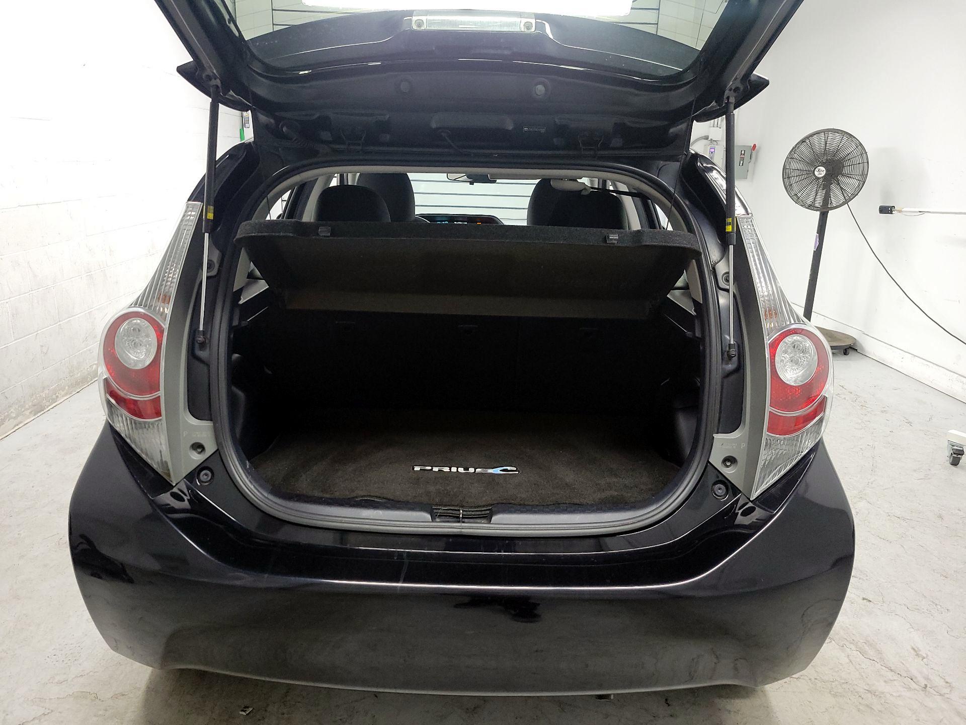Thumbnail: 2014 Toyota Prius c - 17