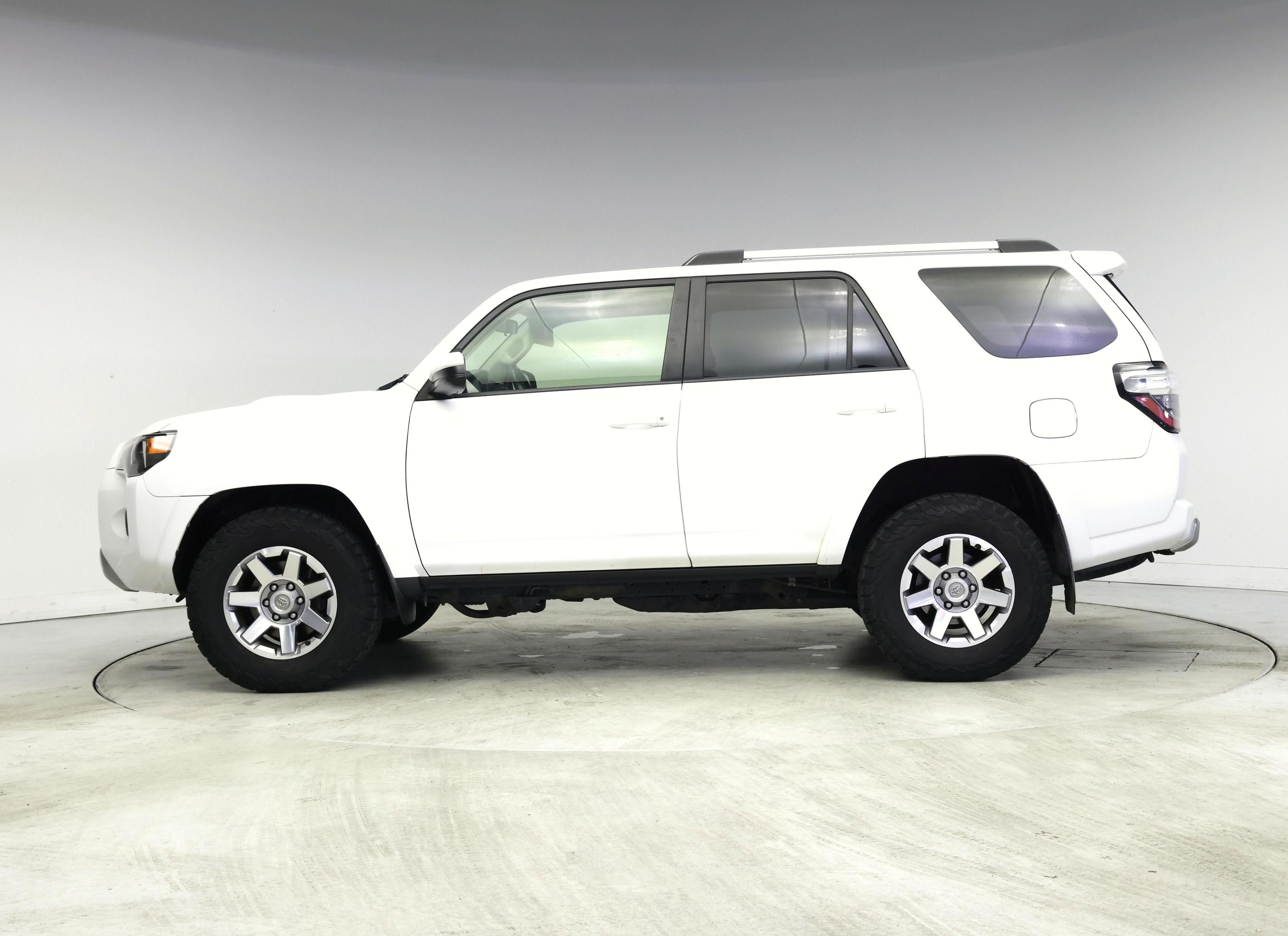 Thumbnail: 2016 Toyota 4Runner - 3