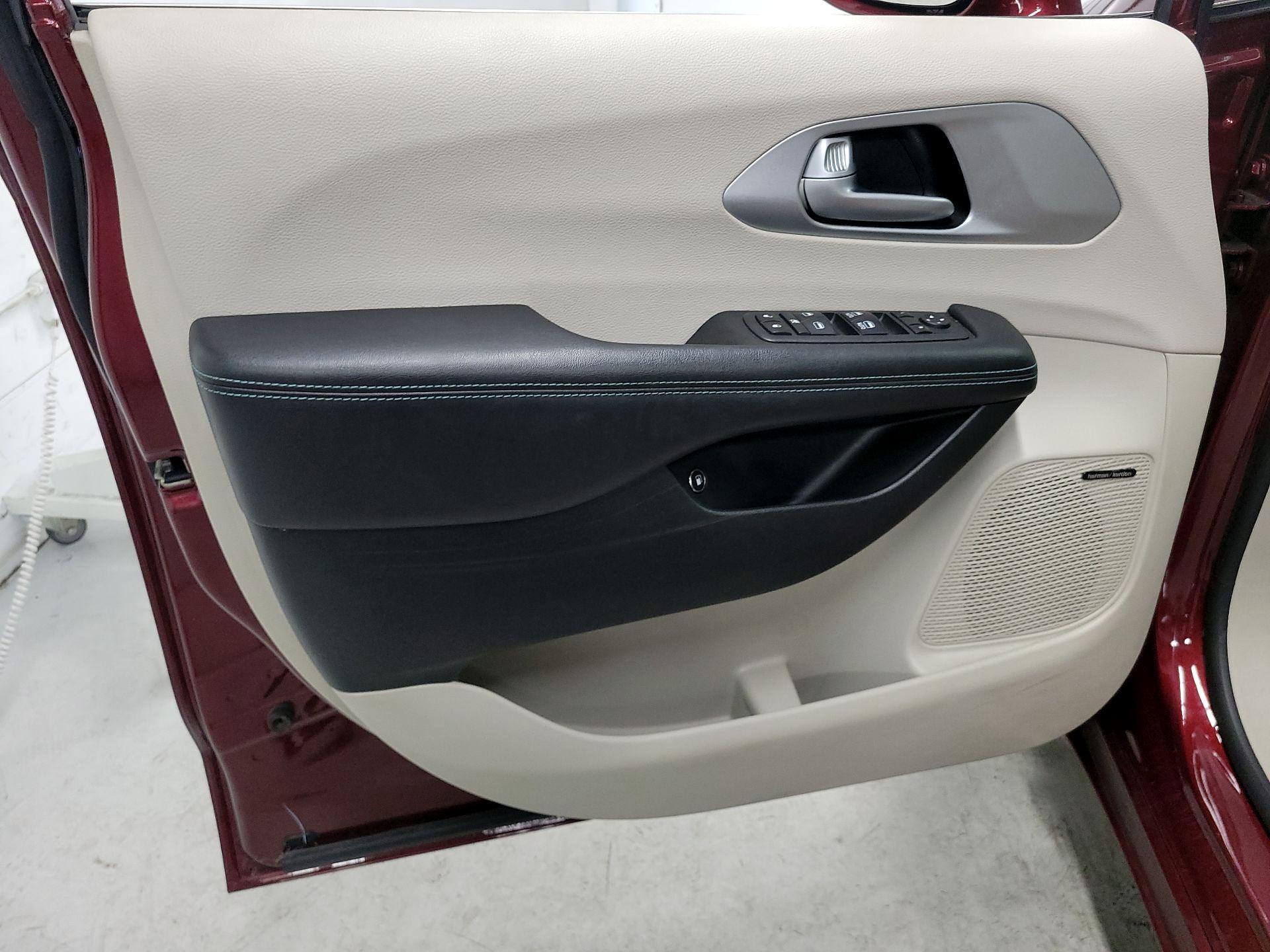 Thumbnail: 2018 Chrysler Pacifica - 12