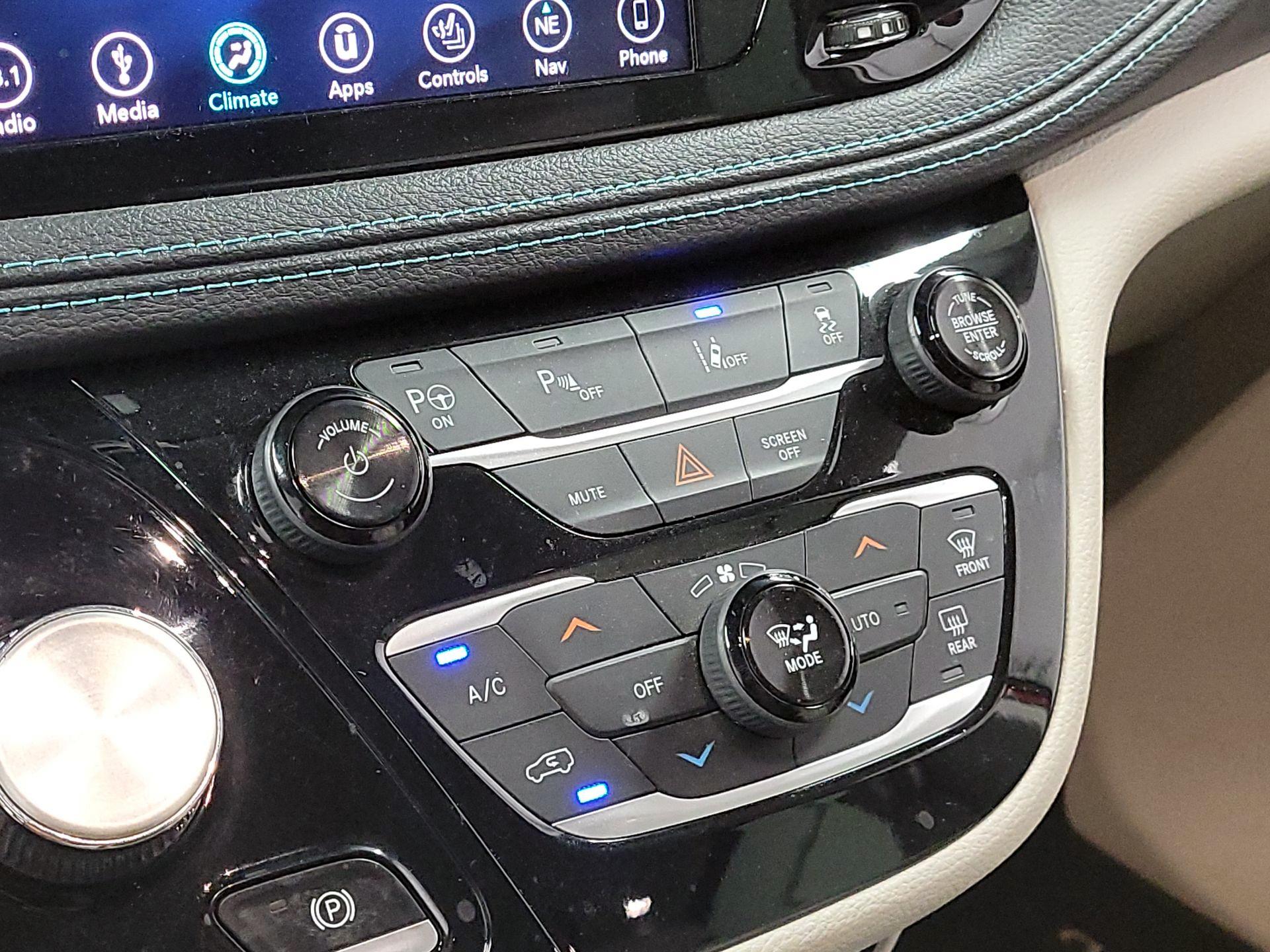 Thumbnail: 2018 Chrysler Pacifica - 16