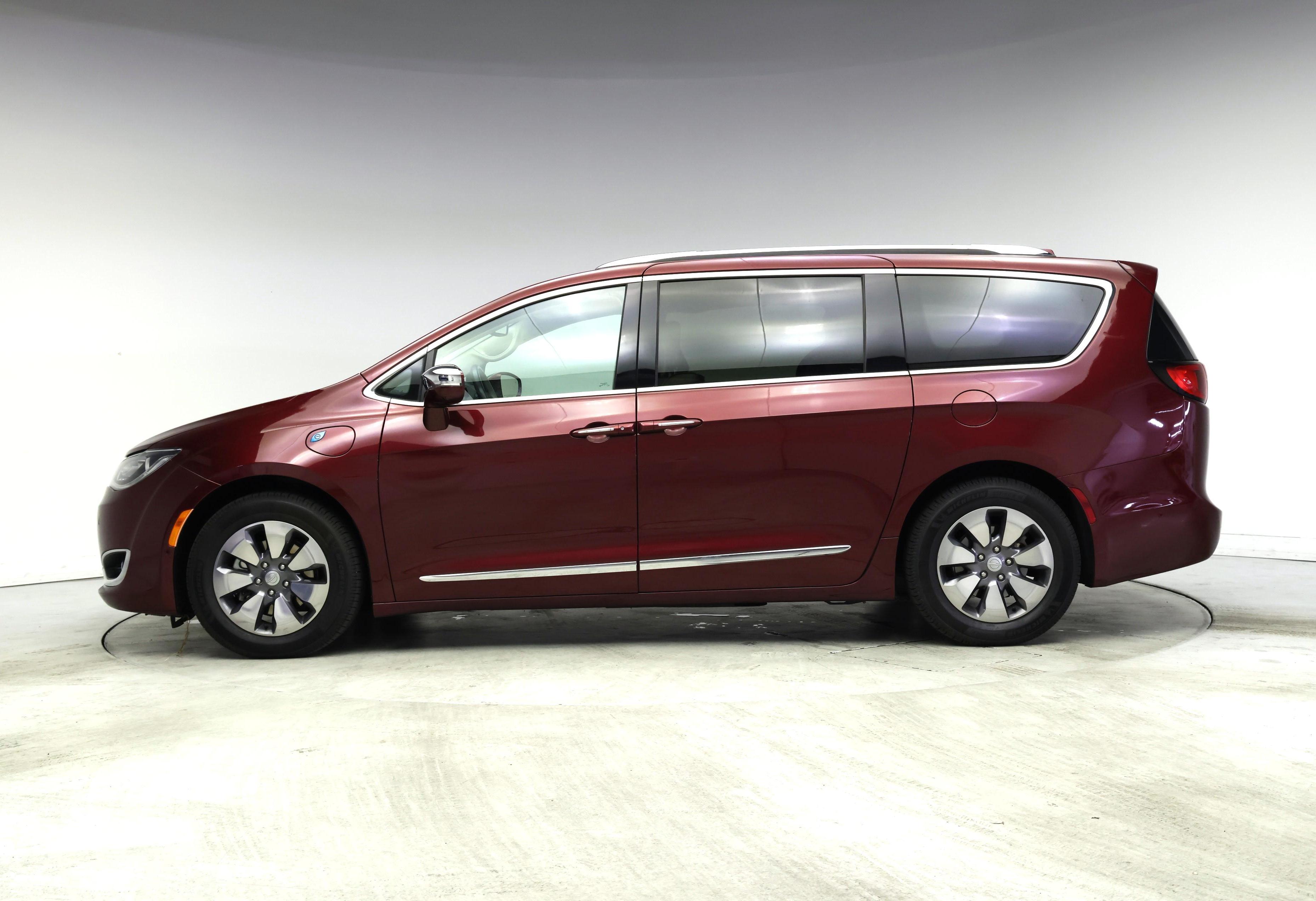 Thumbnail: 2018 Chrysler Pacifica - 3