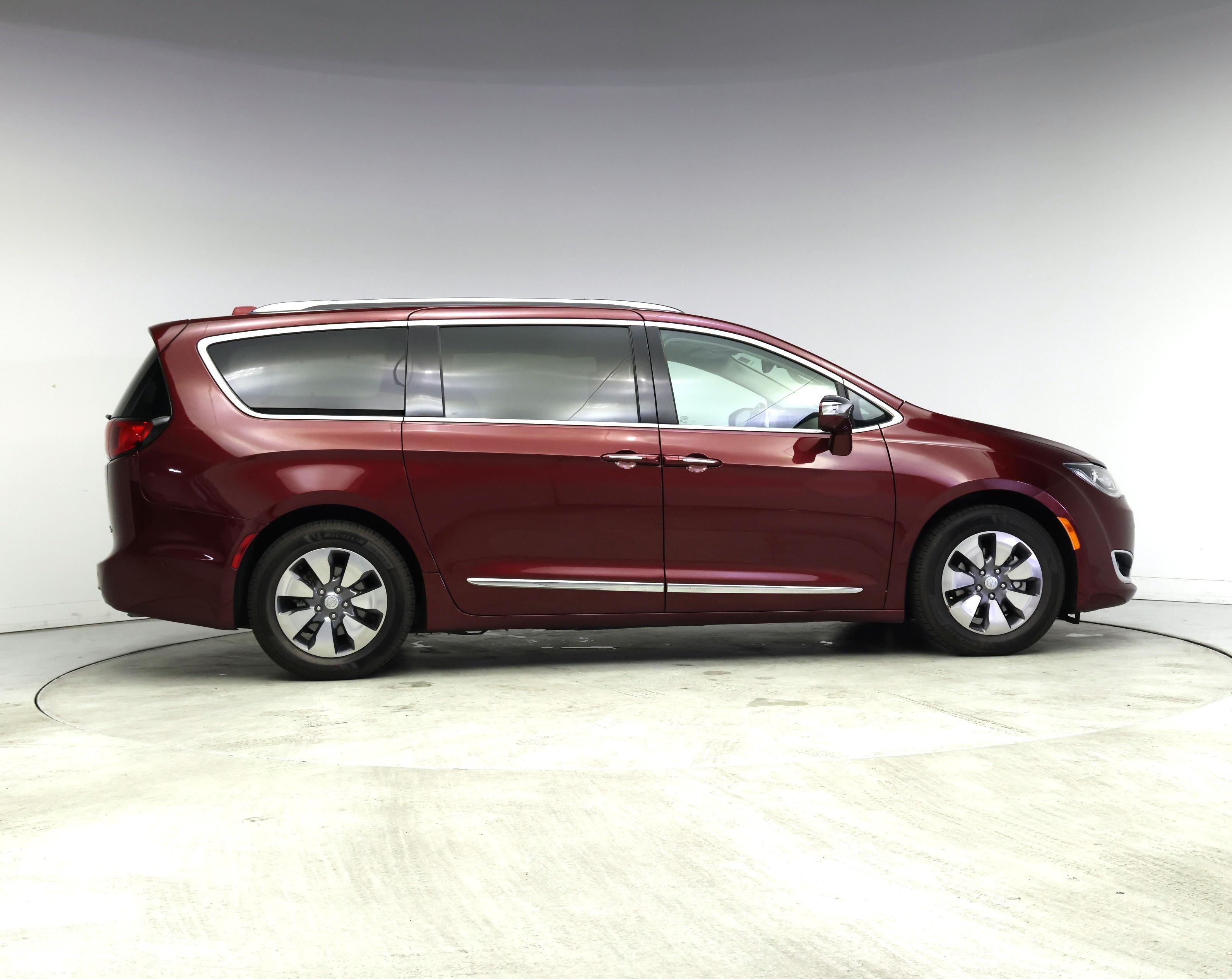 Thumbnail: 2018 Chrysler Pacifica - 7