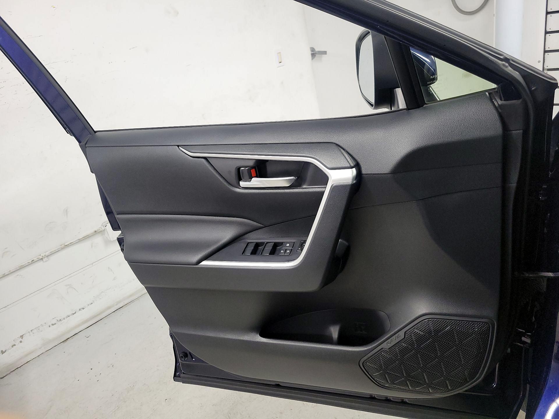 Thumbnail: 2019 Toyota RAV4 - 12
