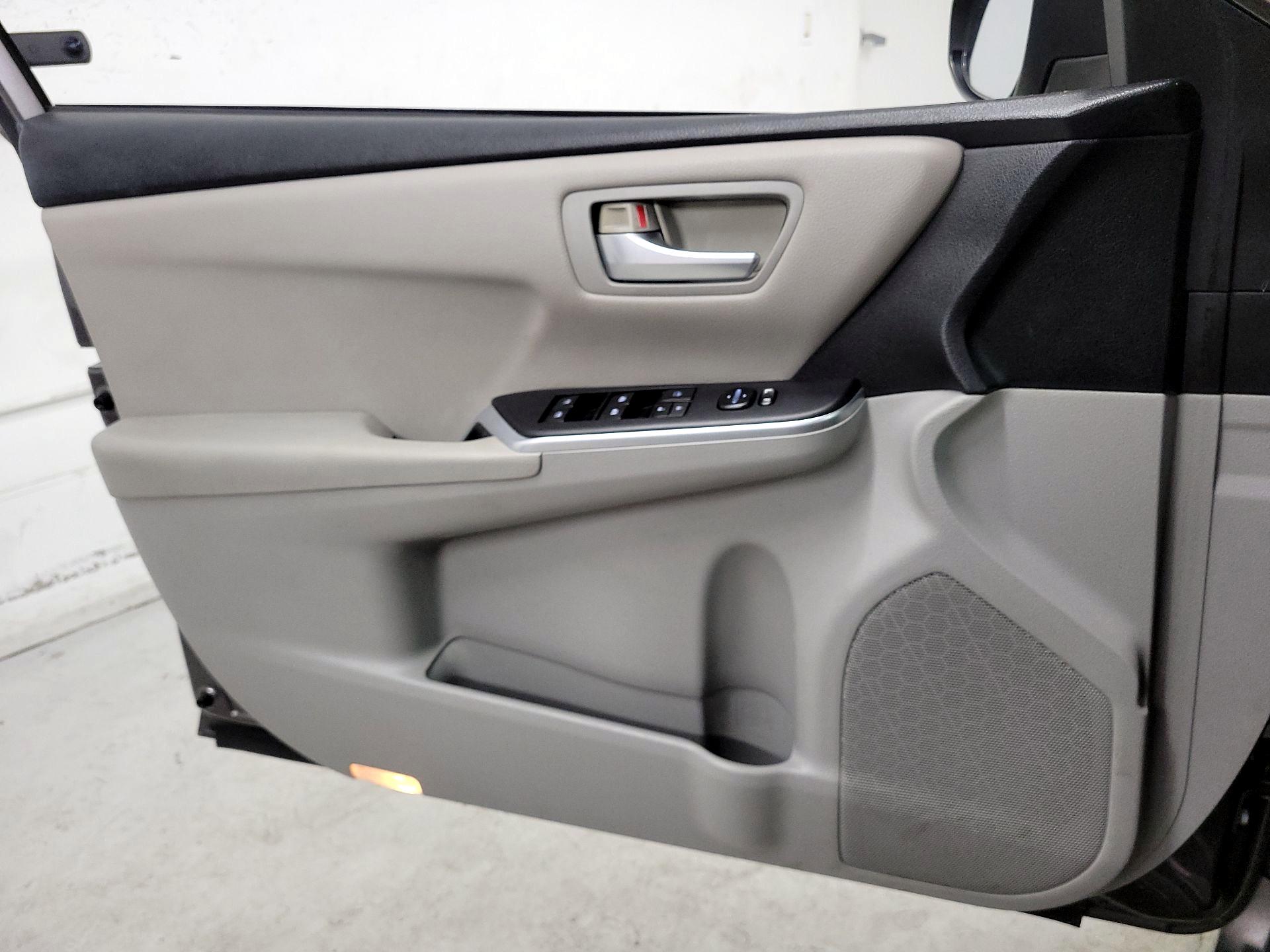 Thumbnail: 2015 Toyota Camry - 12