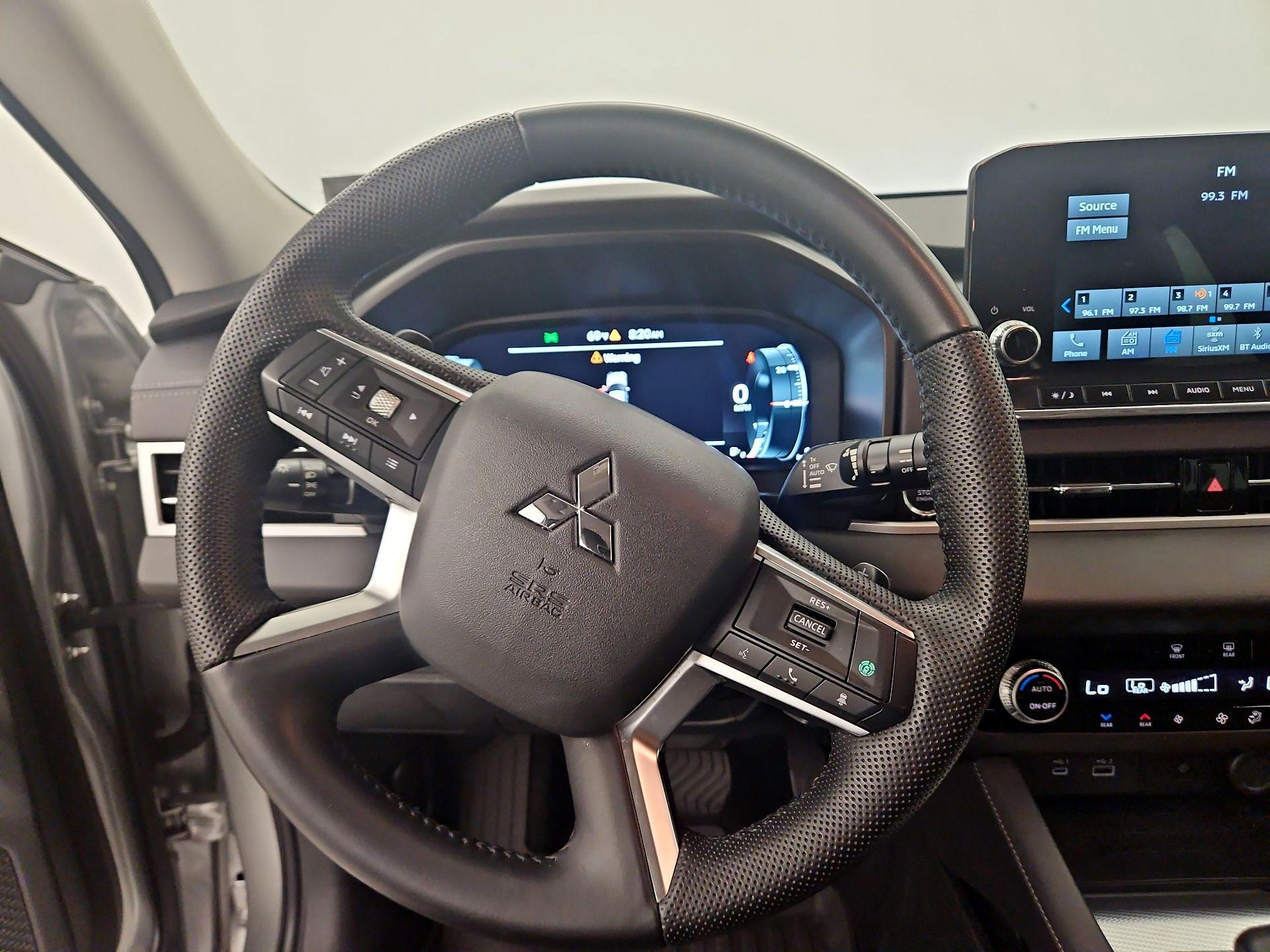 Thumbnail: 2023 Mitsubishi Outlander - 10