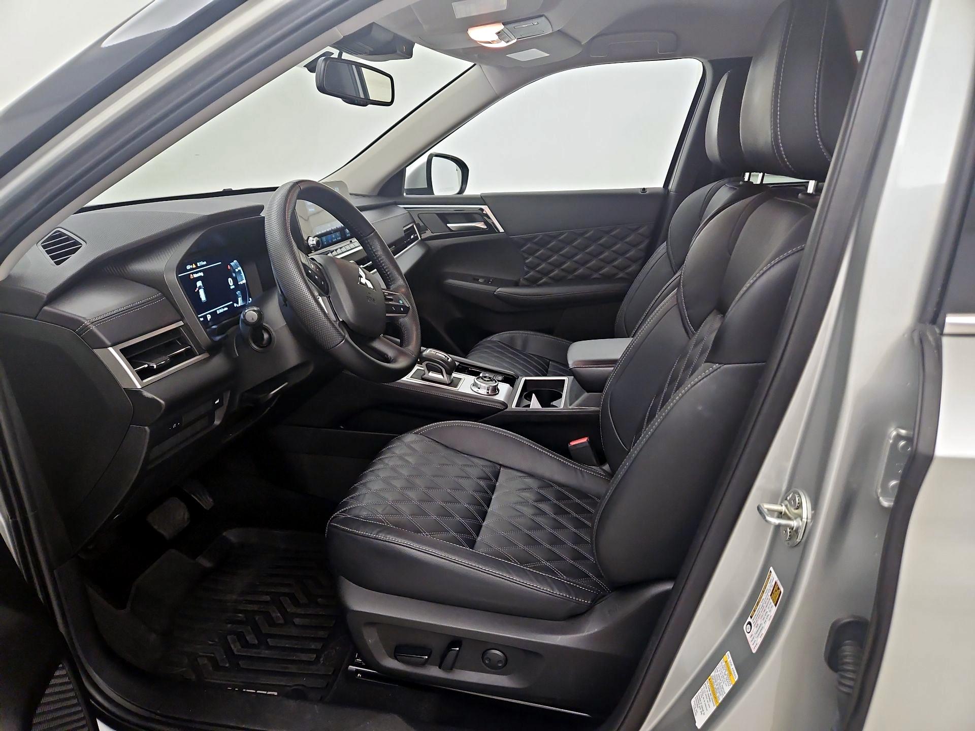 Thumbnail: 2023 Mitsubishi Outlander - 11