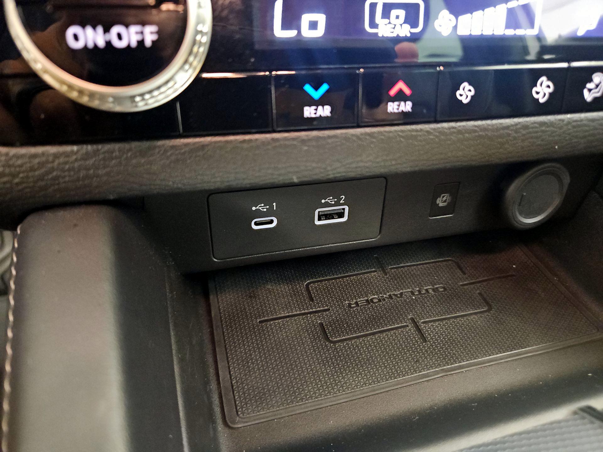 Thumbnail: 2023 Mitsubishi Outlander - 18