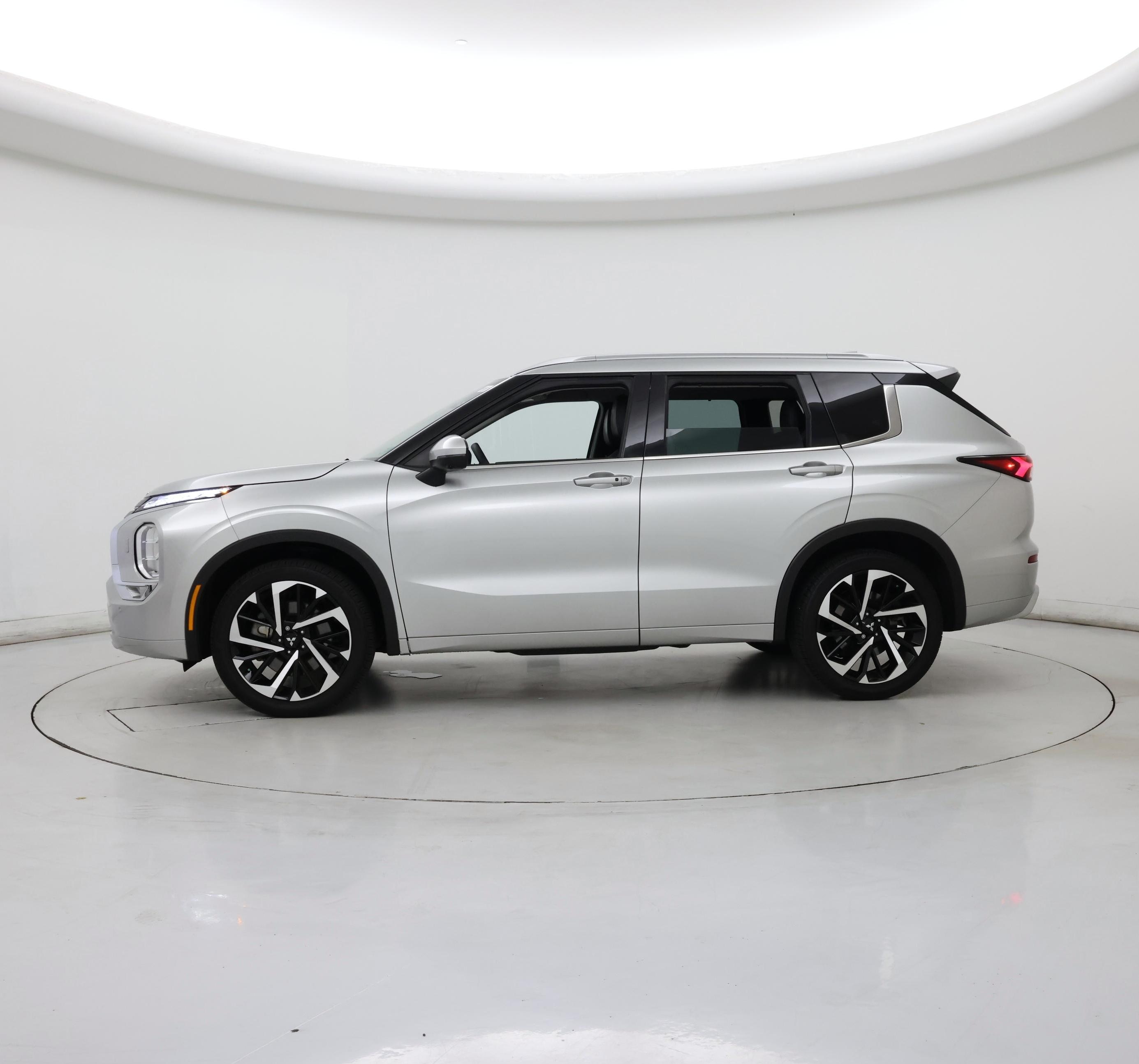 Thumbnail: 2023 Mitsubishi Outlander - 3