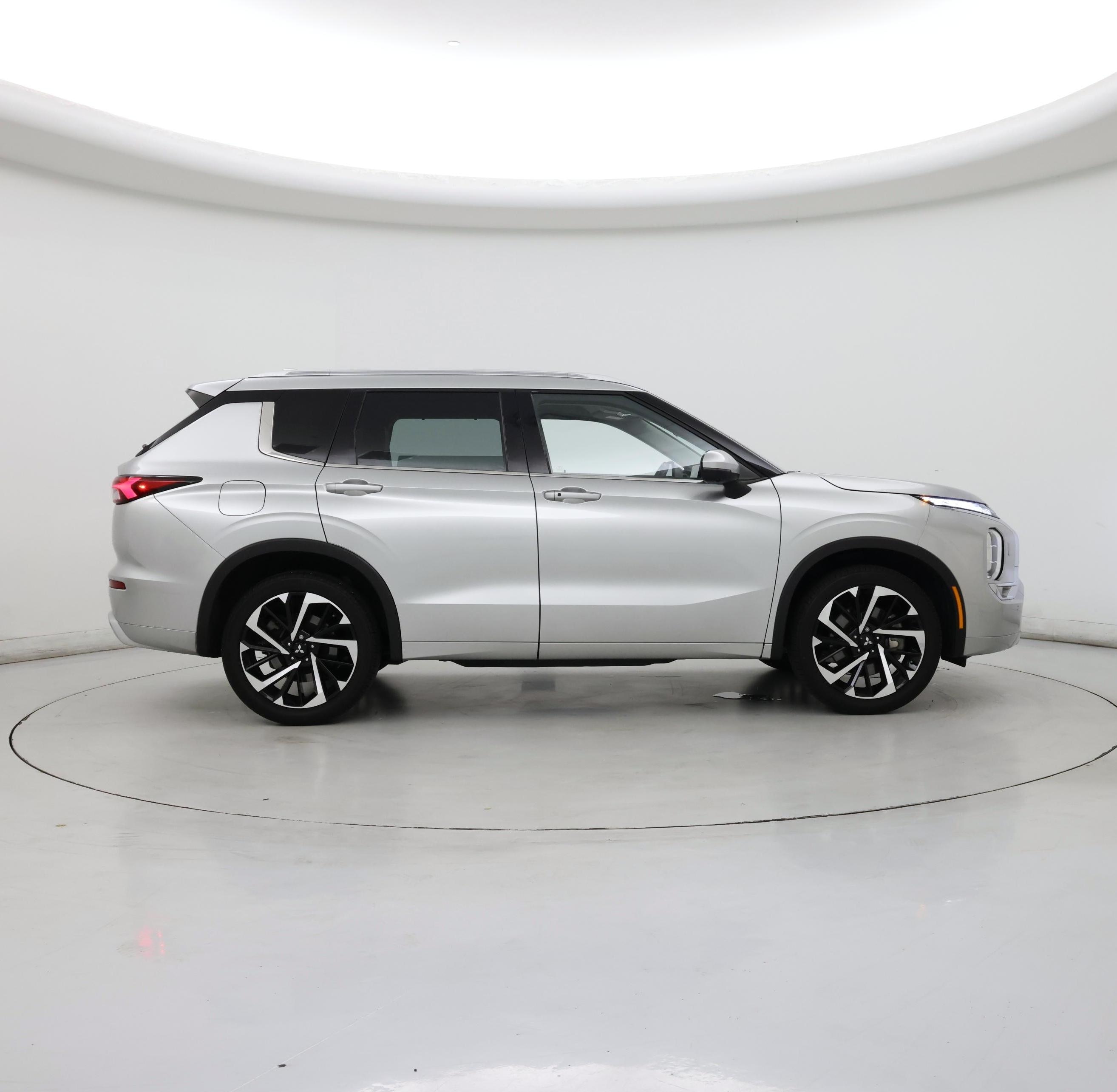 Thumbnail: 2023 Mitsubishi Outlander - 7