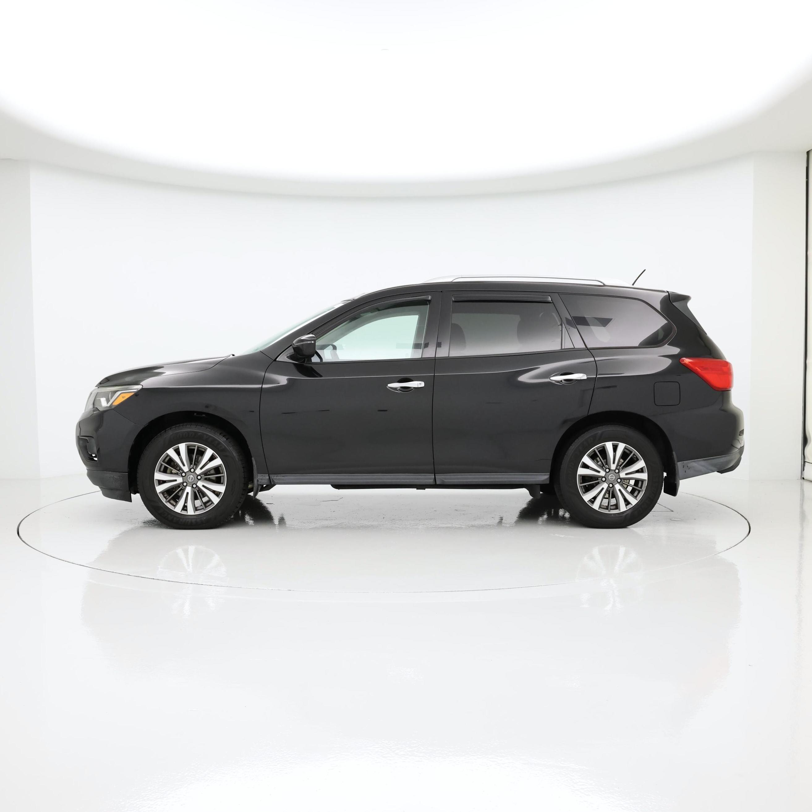 Thumbnail: 2017 Nissan Pathfinder - 3