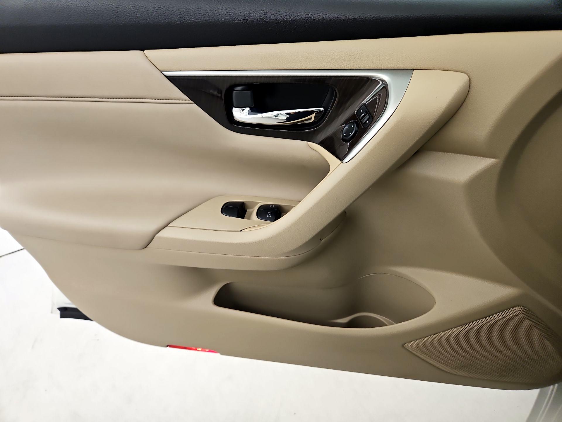 Thumbnail: 2015 Nissan Altima - 12