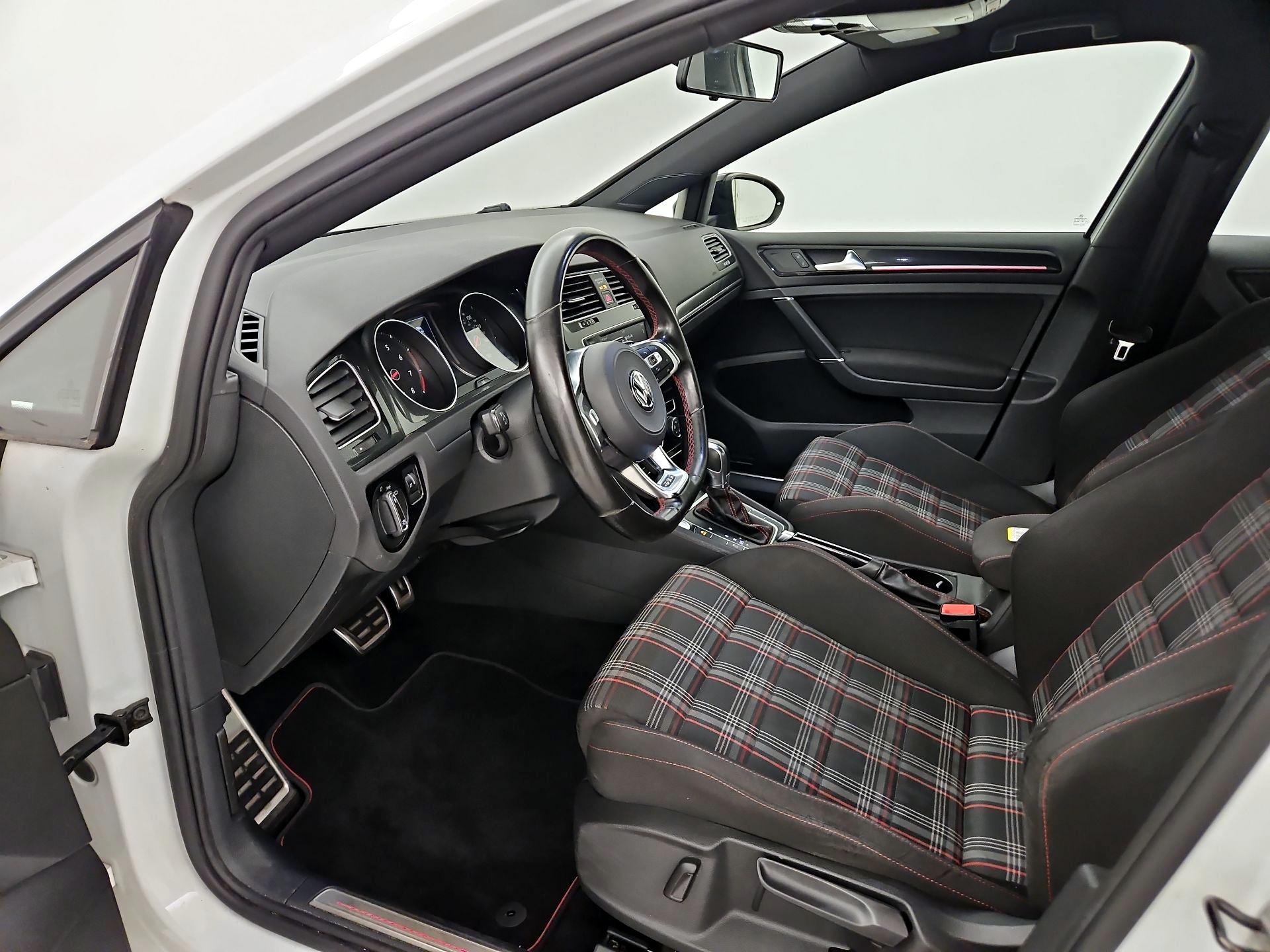 Thumbnail: 2017 Volkswagen Golf - 11