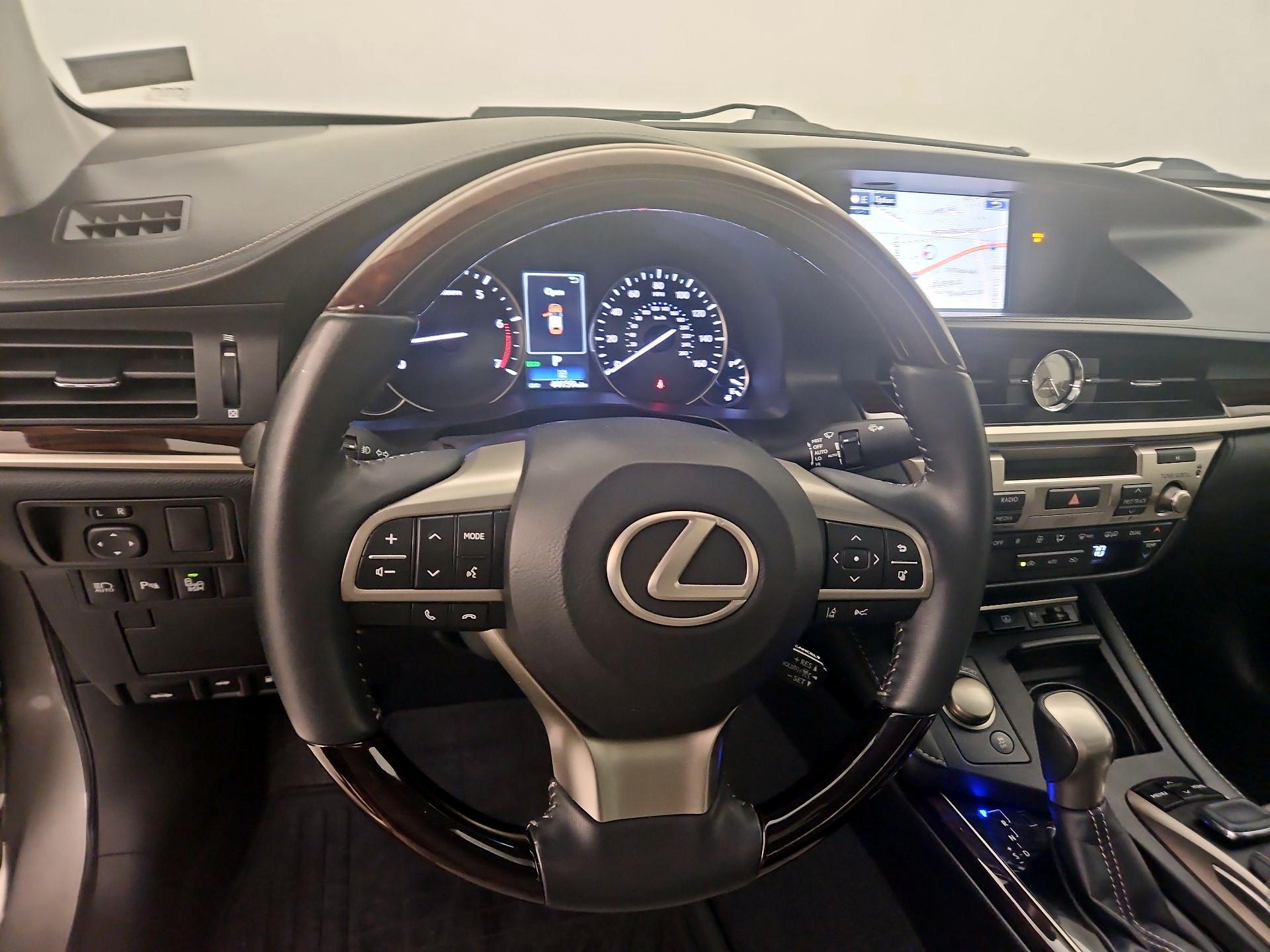 Thumbnail: 2016 Lexus ES - 10