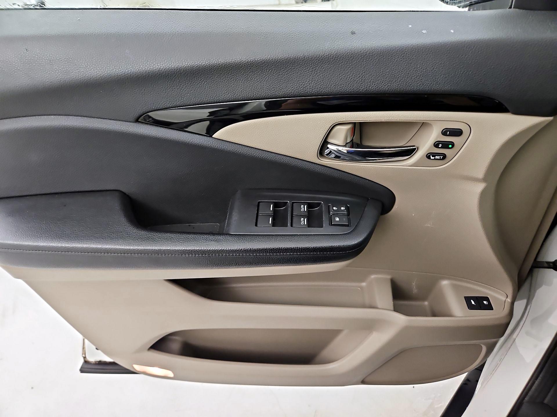 Thumbnail: 2017 Honda Pilot - 12