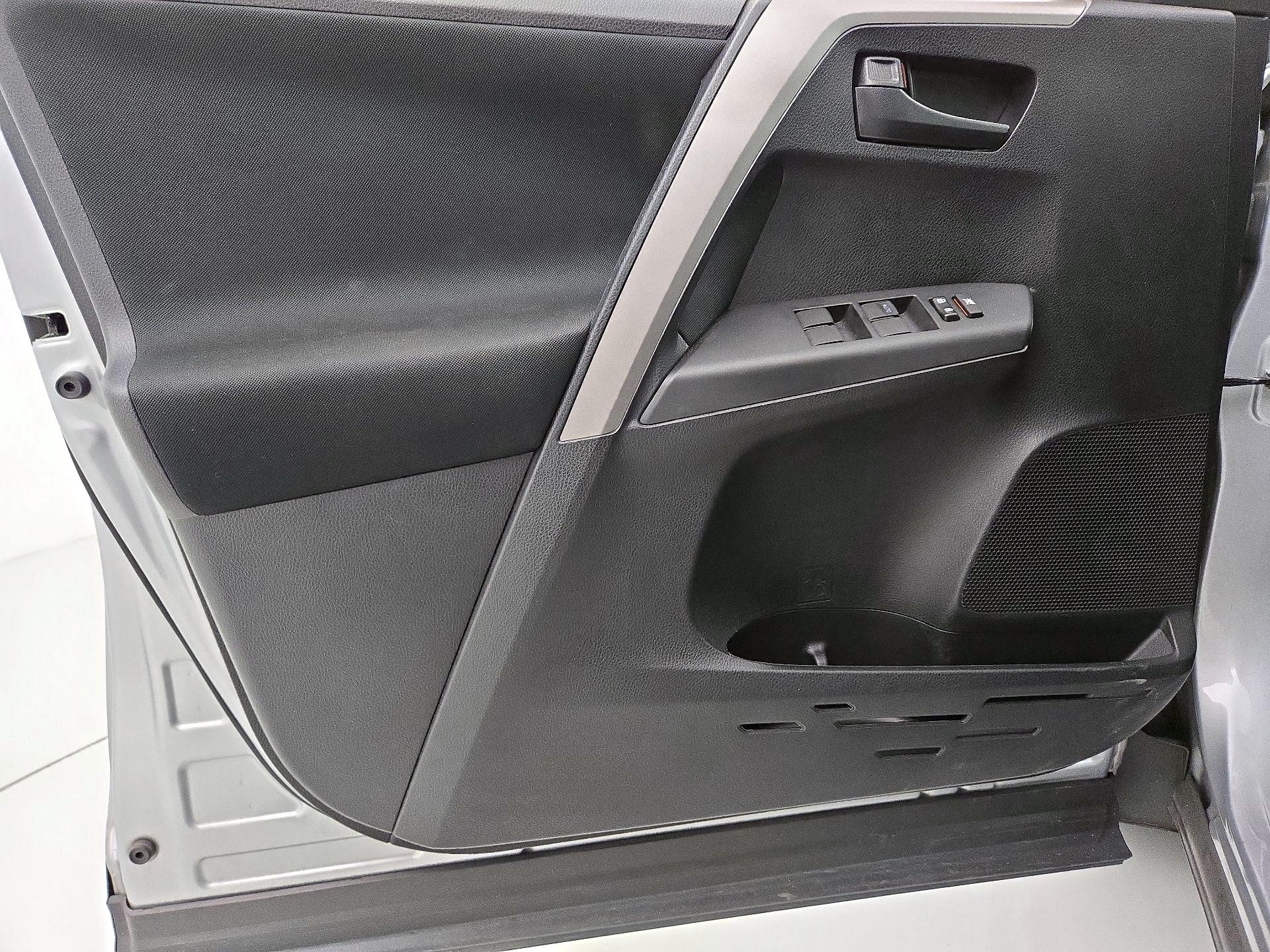 Thumbnail: 2016 Toyota RAV4 - 12