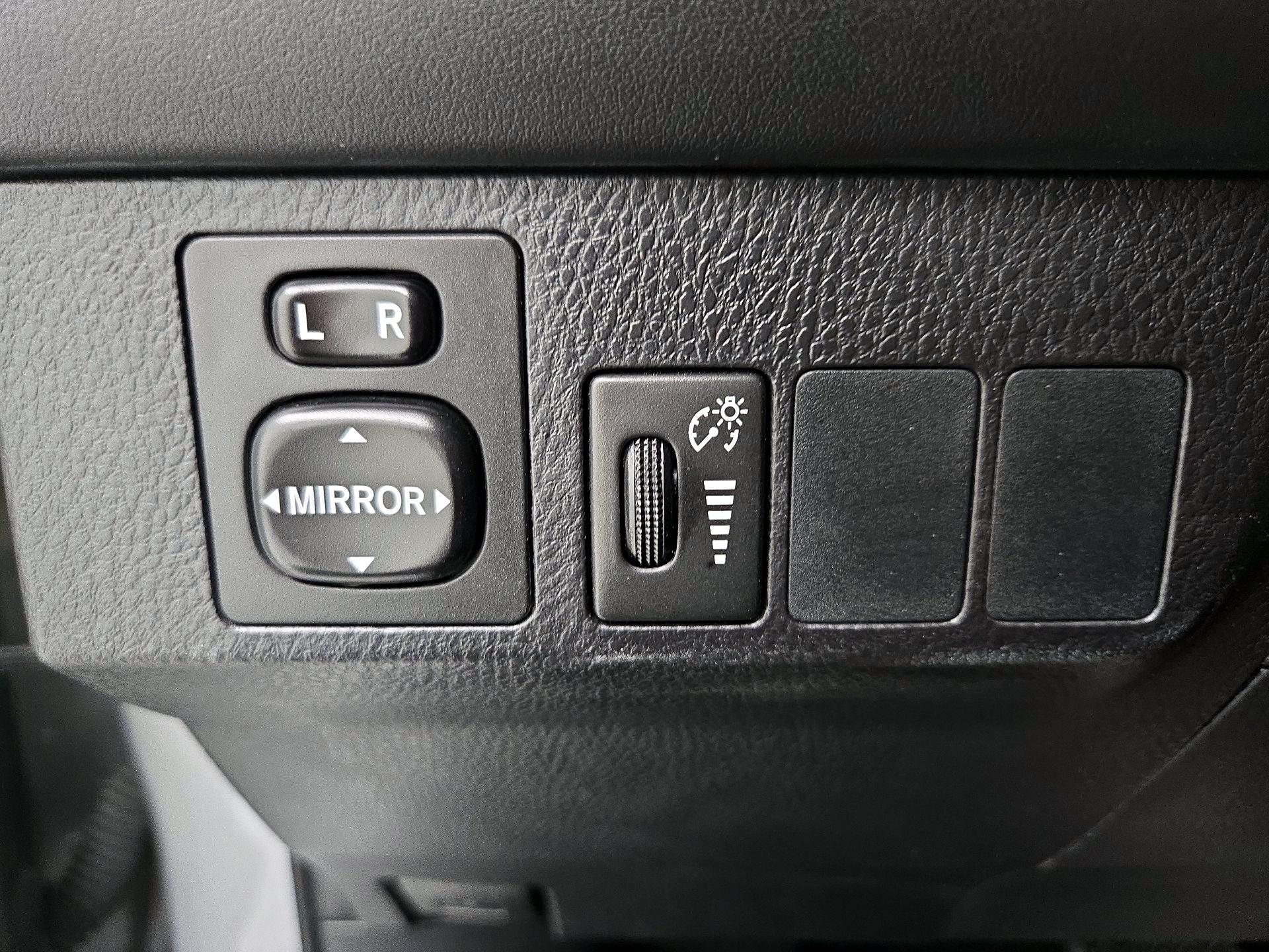 Thumbnail: 2016 Toyota RAV4 - 13